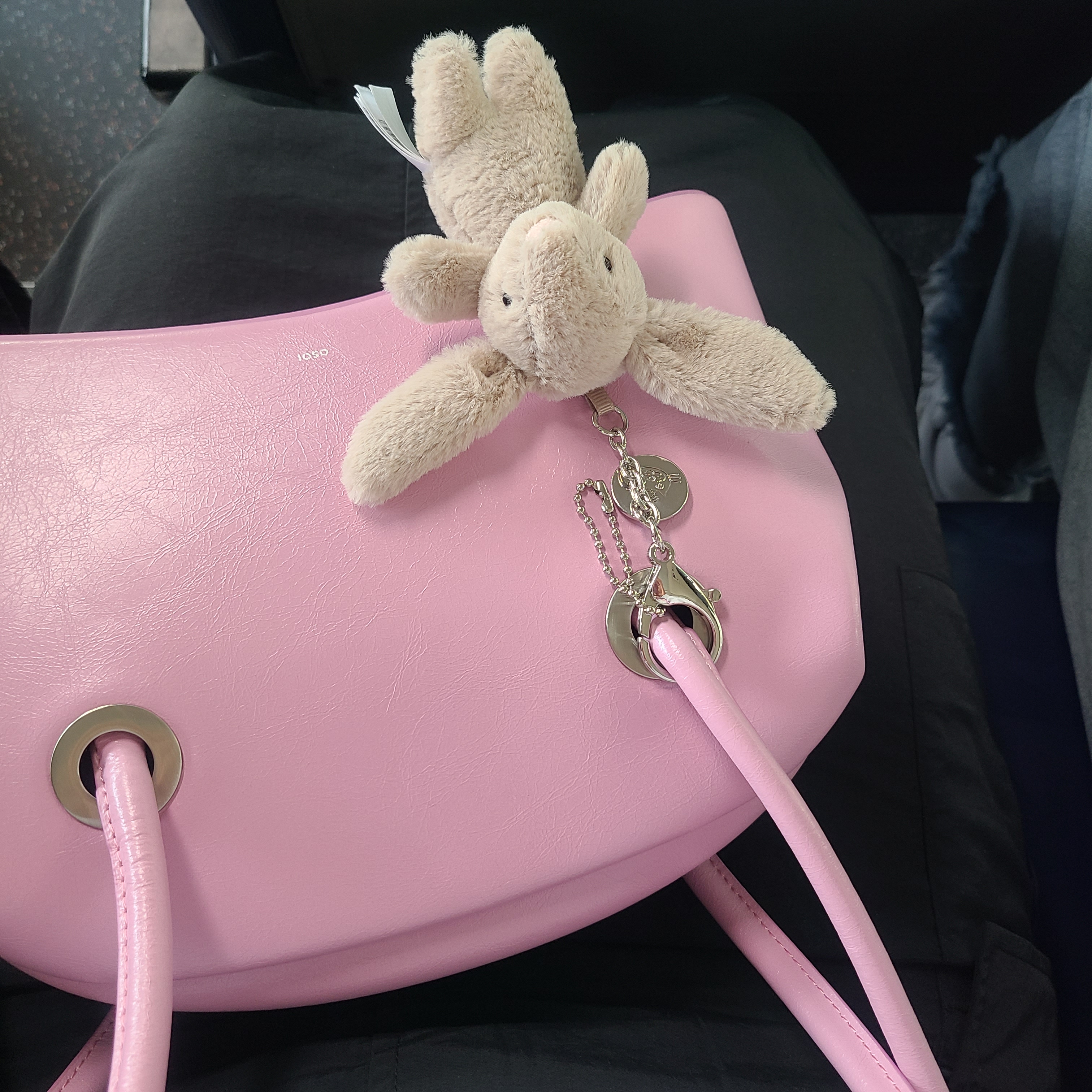 Jellycat Bashful Bunny Bag Charm Beige 착용 스타일
