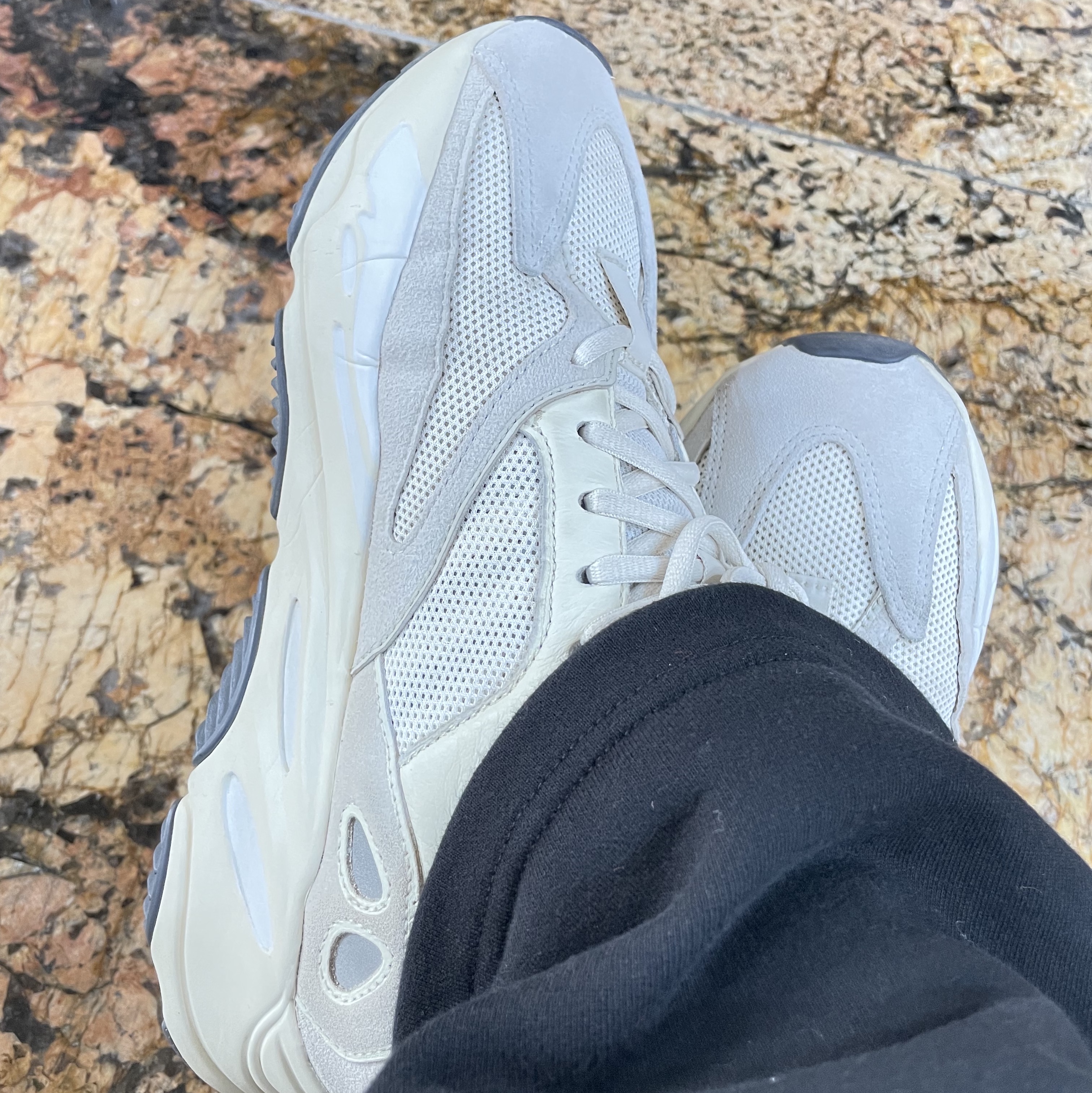 Adidas Yeezy Boost 700 Analog 2022/2023 착용 스타일