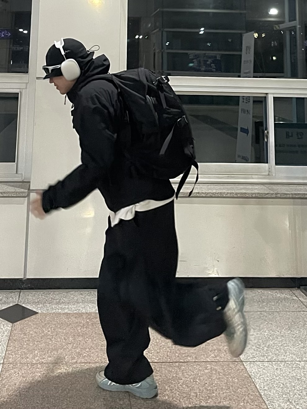 Apple AirPods Max Lightning Silver (Korean Ver.), Arc'teryx Beta Jacket Black 착용 스타일 - 2