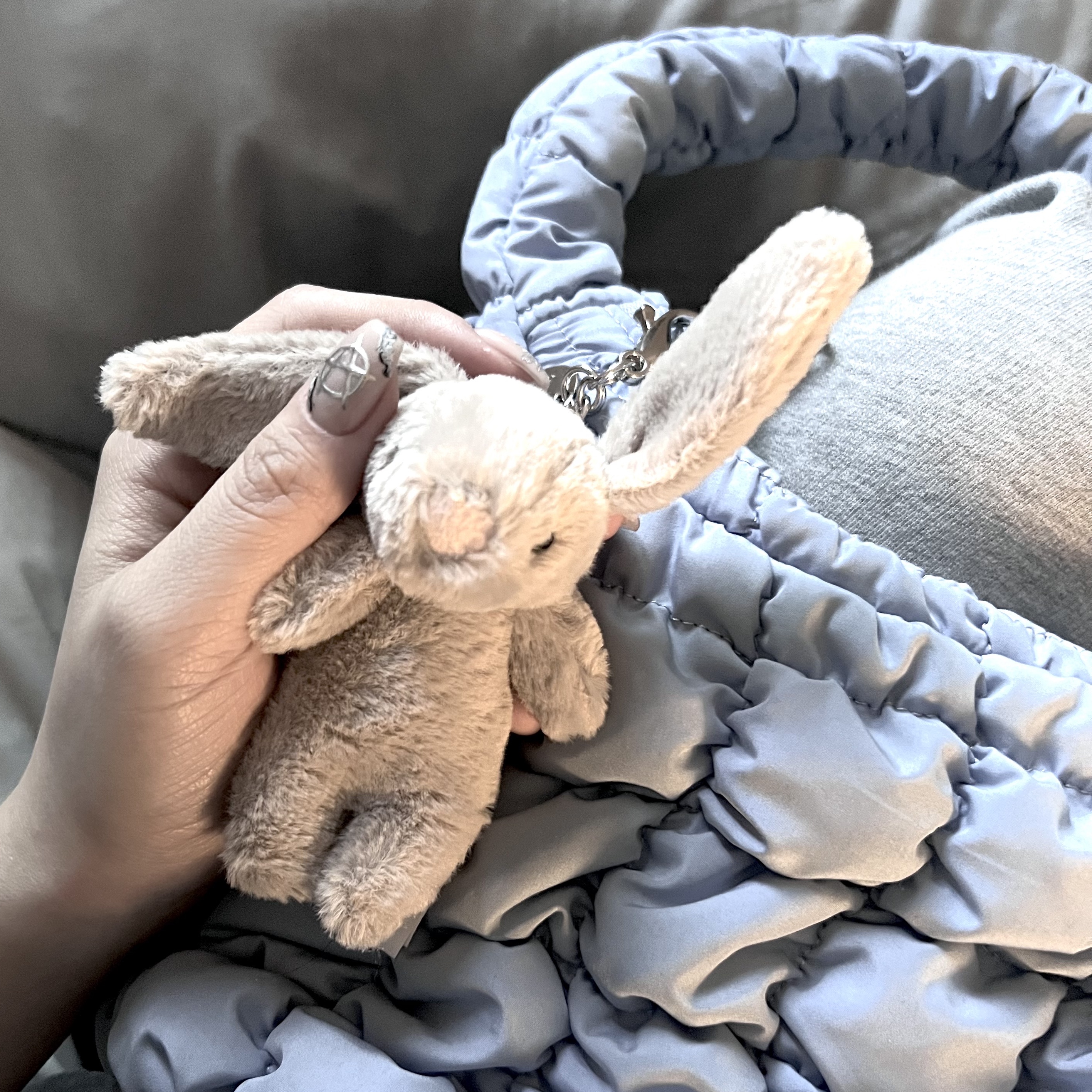Jellycat Bashful Bunny Bag Charm Beige, COS Quilted Mini Bag Light Blue 착용 스타일 - 2