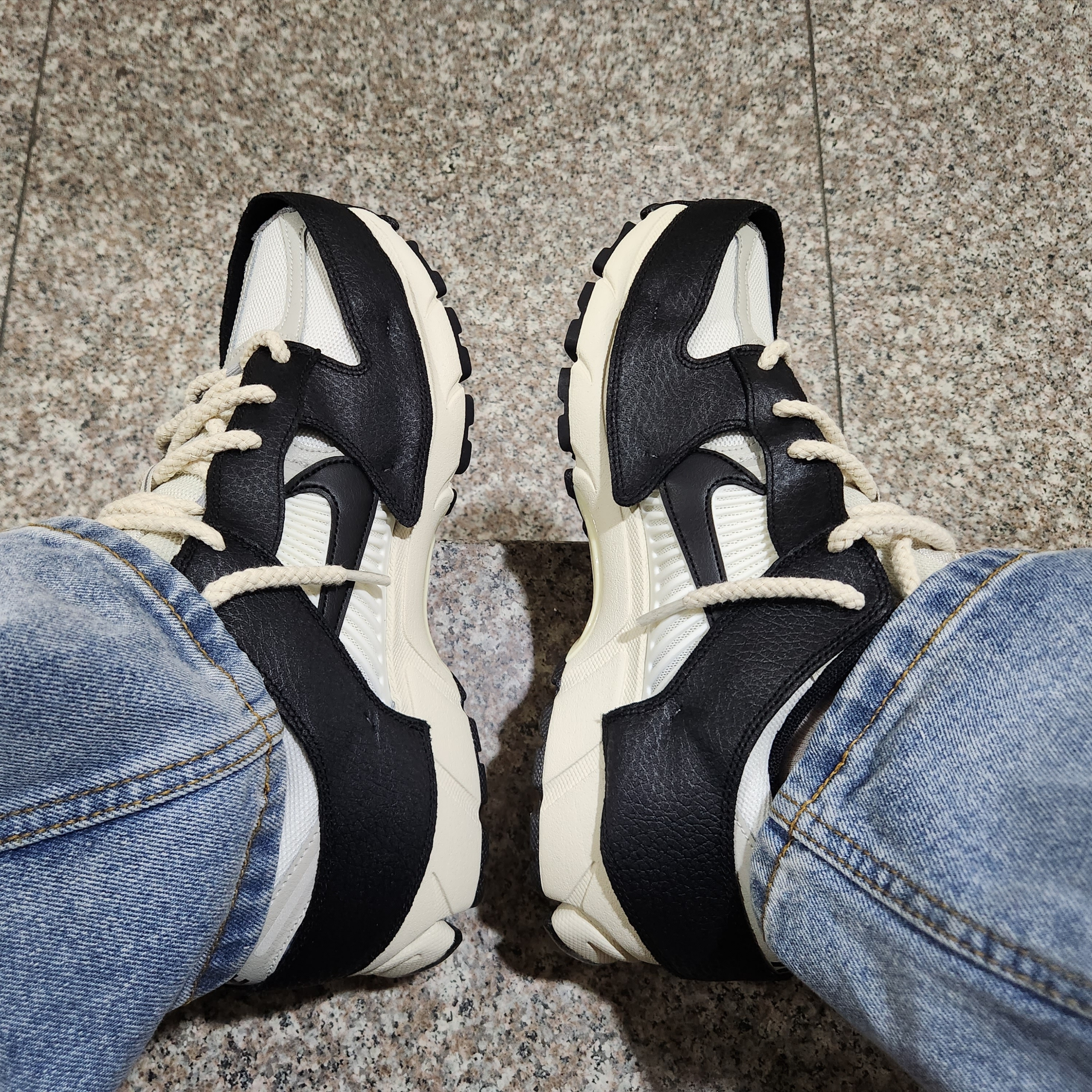 (W) Nike Zoom Vomero 5 Wolf Grey and Black 착용 스타일 - 4