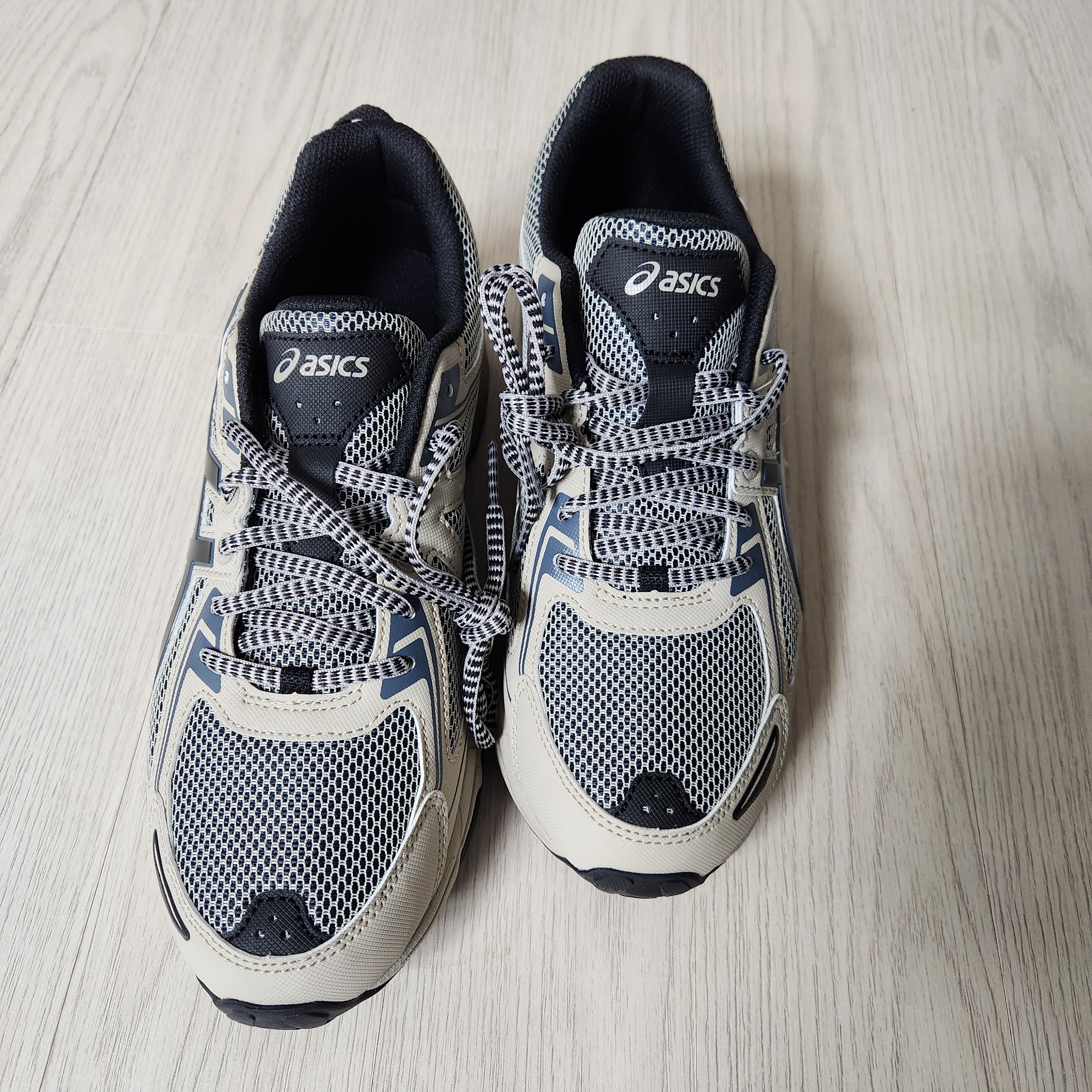 Asics Gel-Venture 6 Feather Grey Black 착용 스타일 - 3