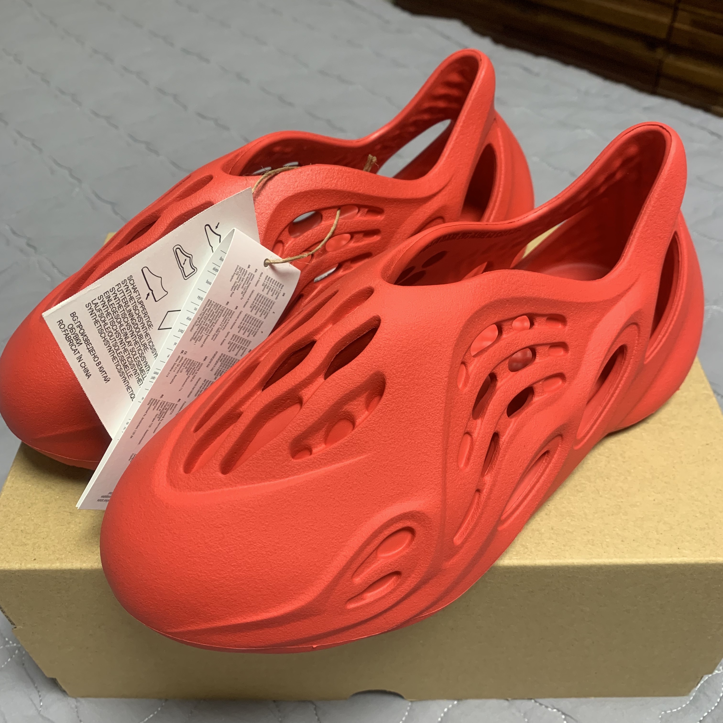 (Kids) Adidas Yeezy Foam RNNR Vermilion 착용 스타일