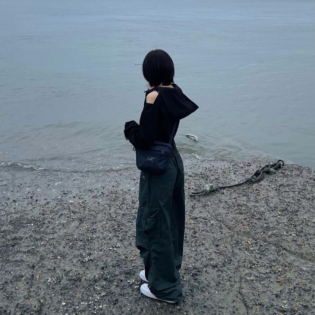 Arc'teryx Mantis 2 Waistpack Black Sapphire, Art Of Field Off The Shoulder Hooded Jacket Black 착용 스타일 - 3