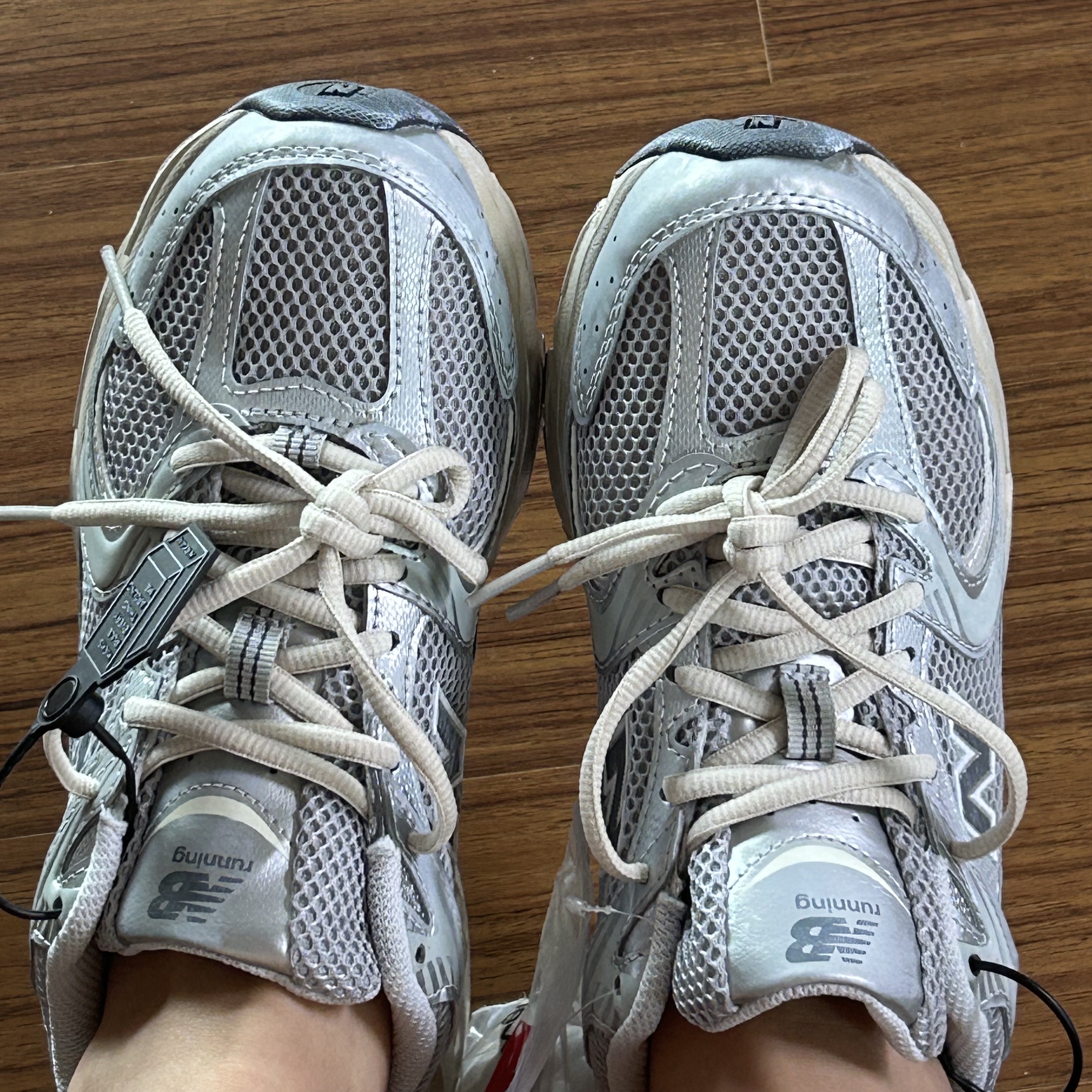New Balance 530 Vintage Metallic Silver 착용 스타일