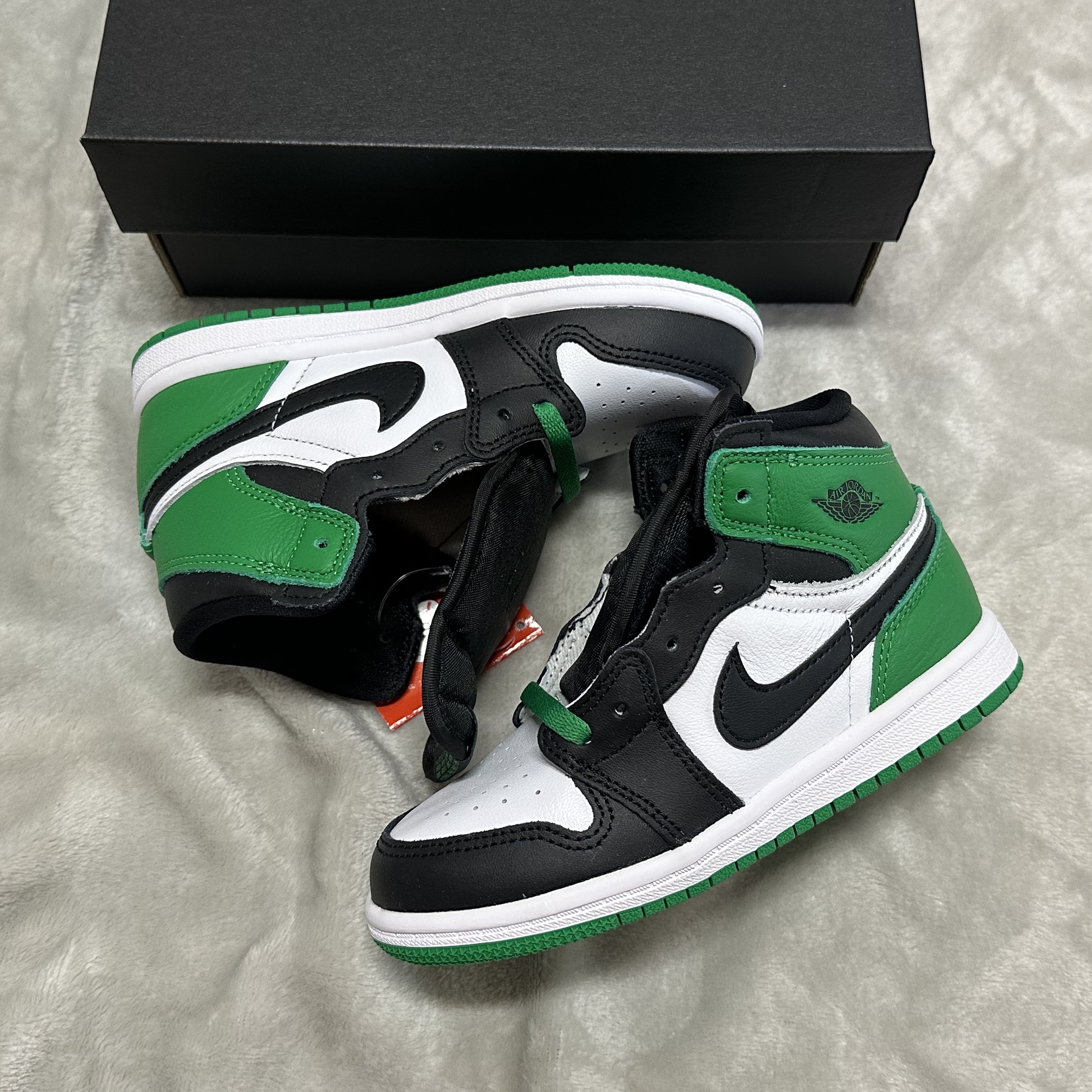 (TD) Jordan 1 Retro High OG Black and Lucky Green 착용 스타일 - 1
