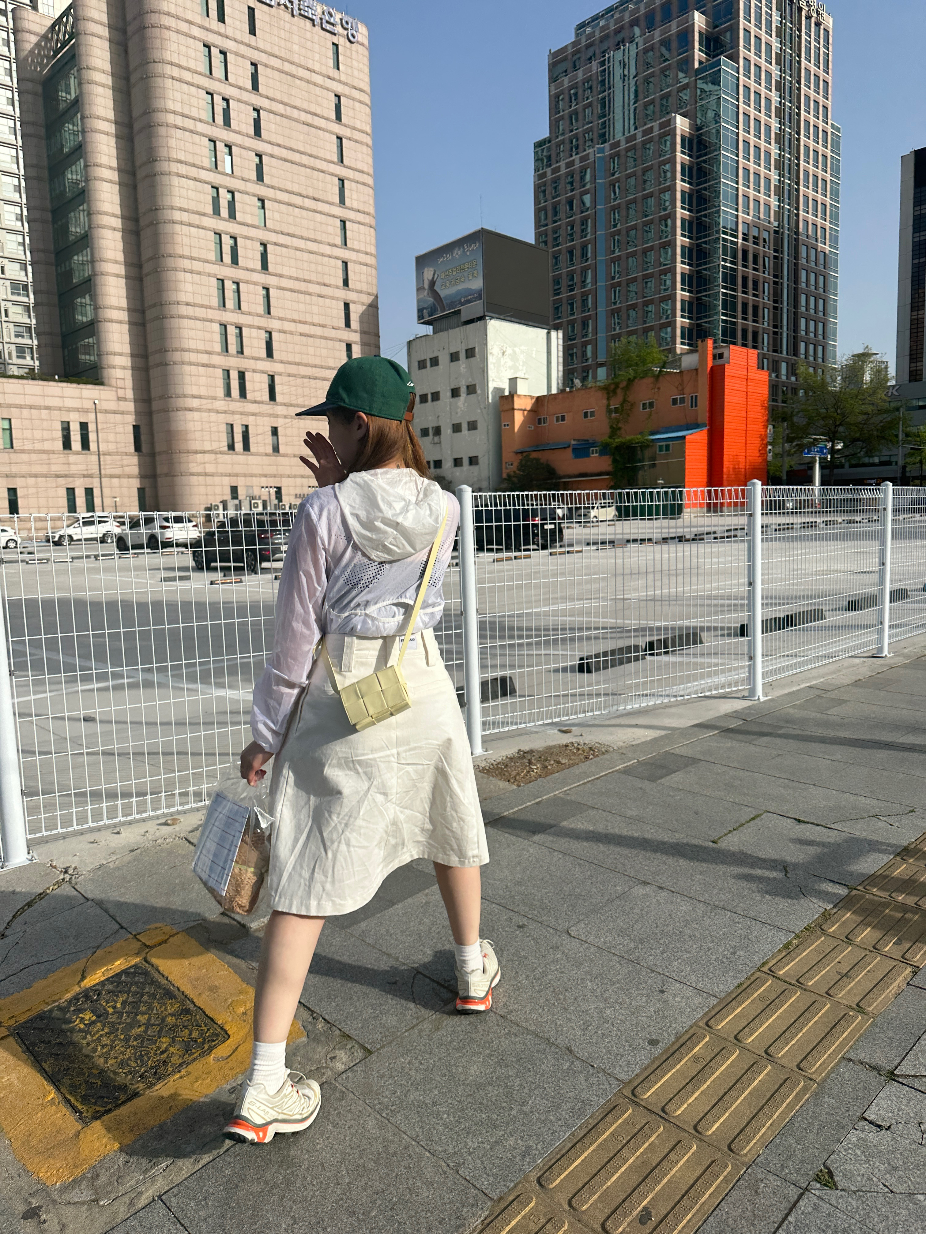 Bottega Veneta Mini Leather Cassette Zest Washed, Salomon XT-6 Sand 착용 스타일 - 2