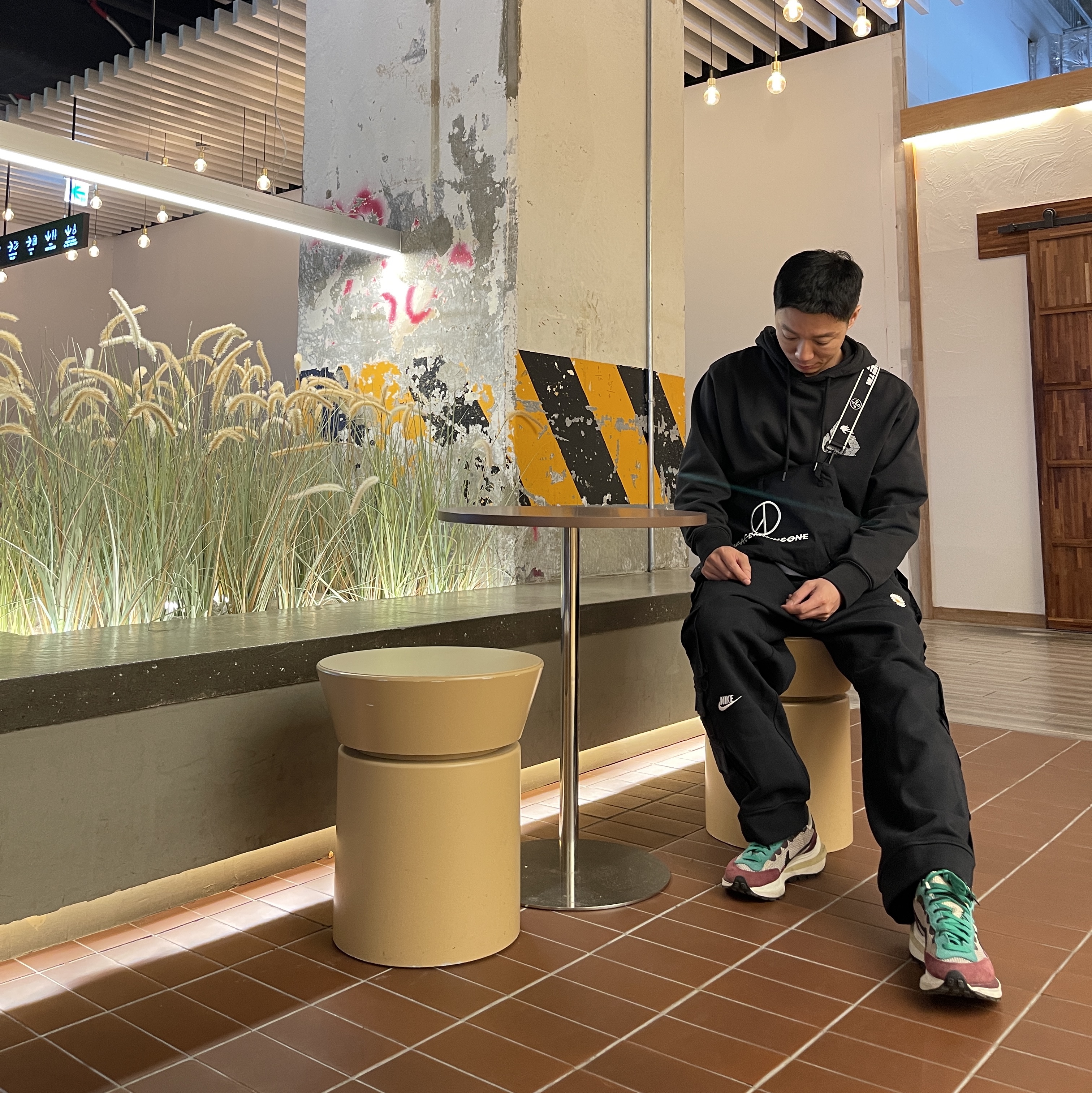 Nike x Peaceminusone Wide Pants Black (DR0096-010), Nike x Sacai VaporWaffle String & Black Villain Red 착용 스타일 - 3