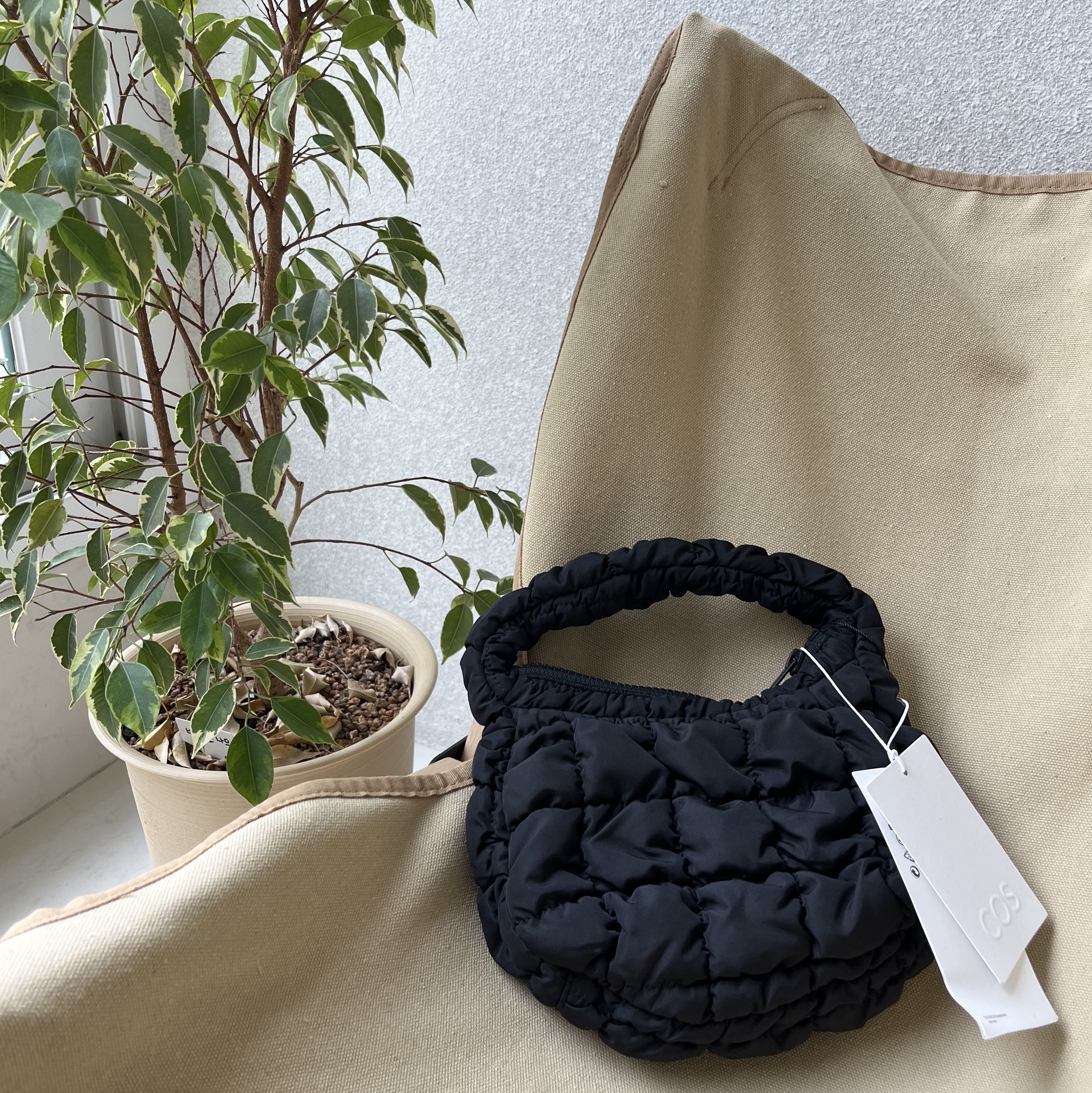 COS Quilted Micro Bag Black 착용 스타일