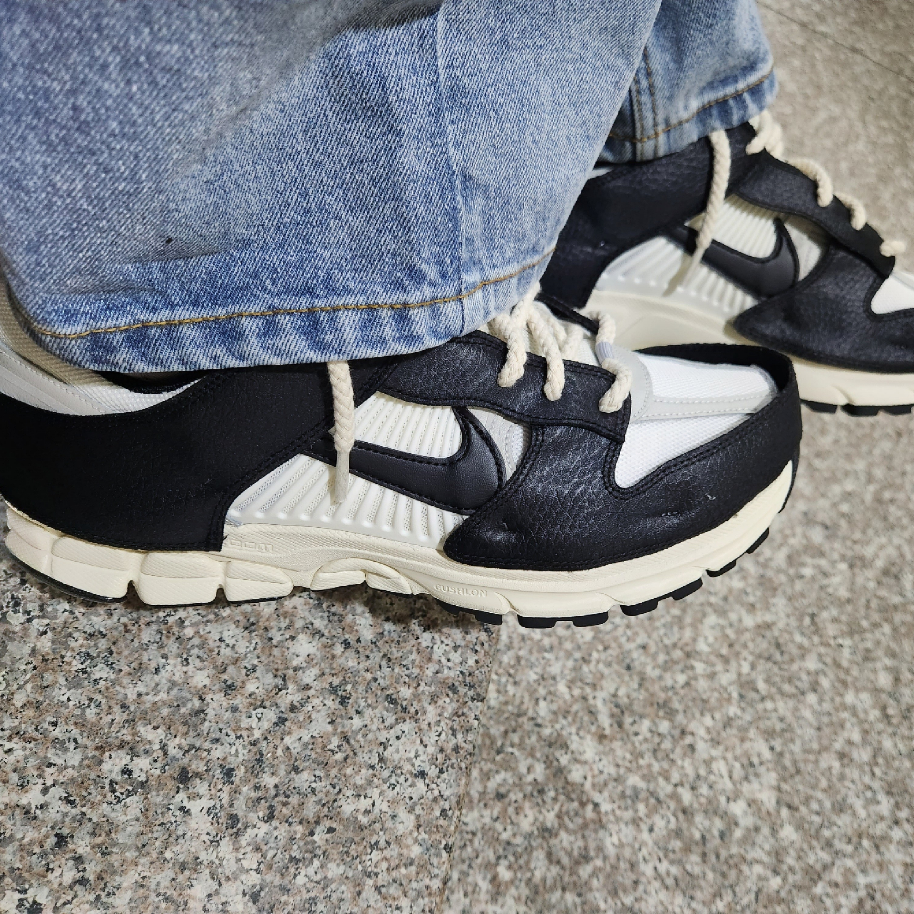 (W) Nike Zoom Vomero 5 Wolf Grey and Black 착용 스타일 - 2