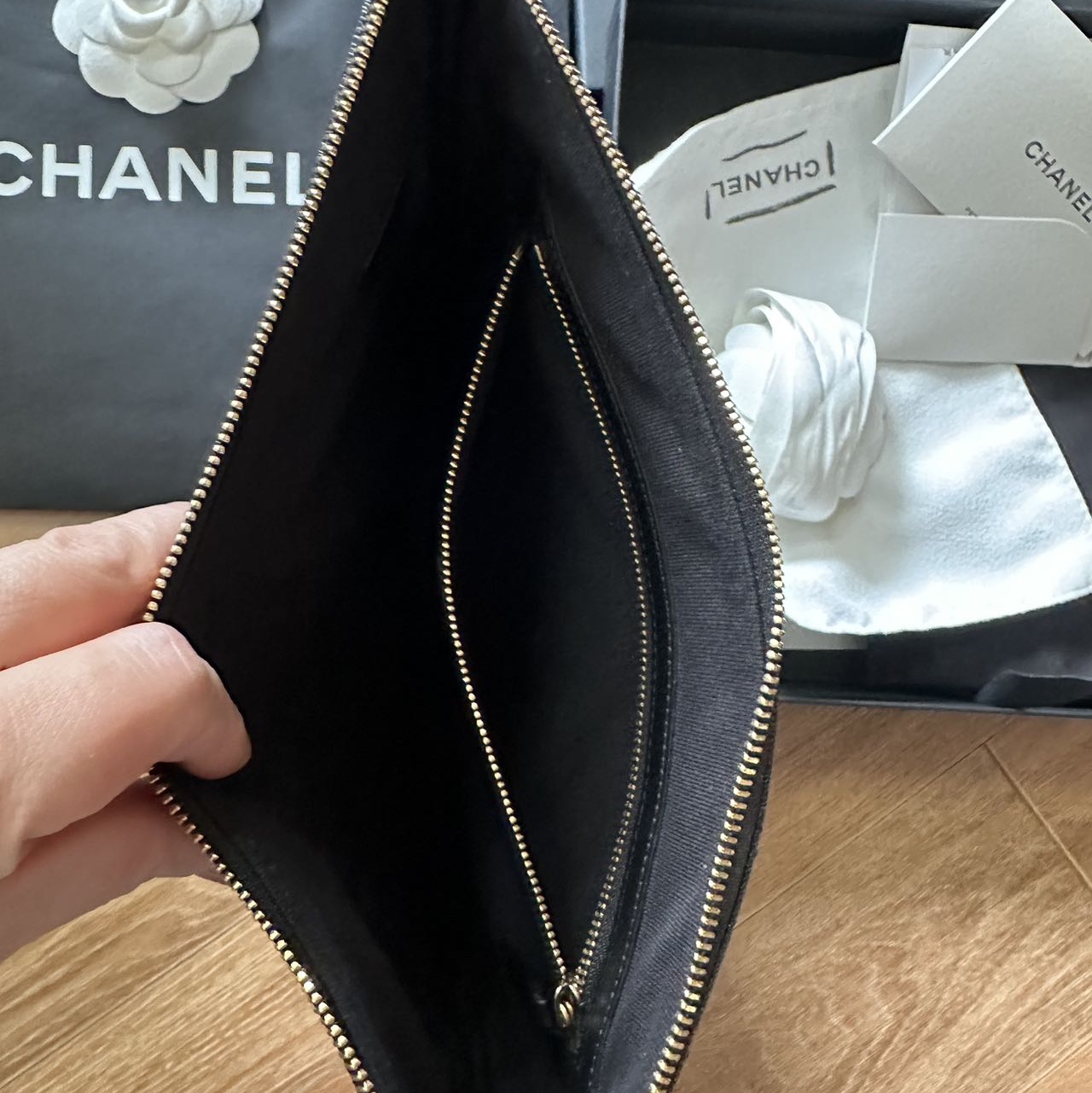 Chanel Medium Classic Pouch Grained Calfskin & Silver Black 착용 스타일 - 3