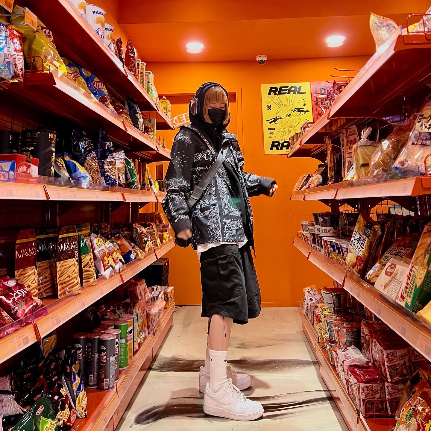 Nike Air Force 1 '07 Low White, Apple AirPods Max Lightning Space Gray (Korean Ver.) 착용 스타일 - 2