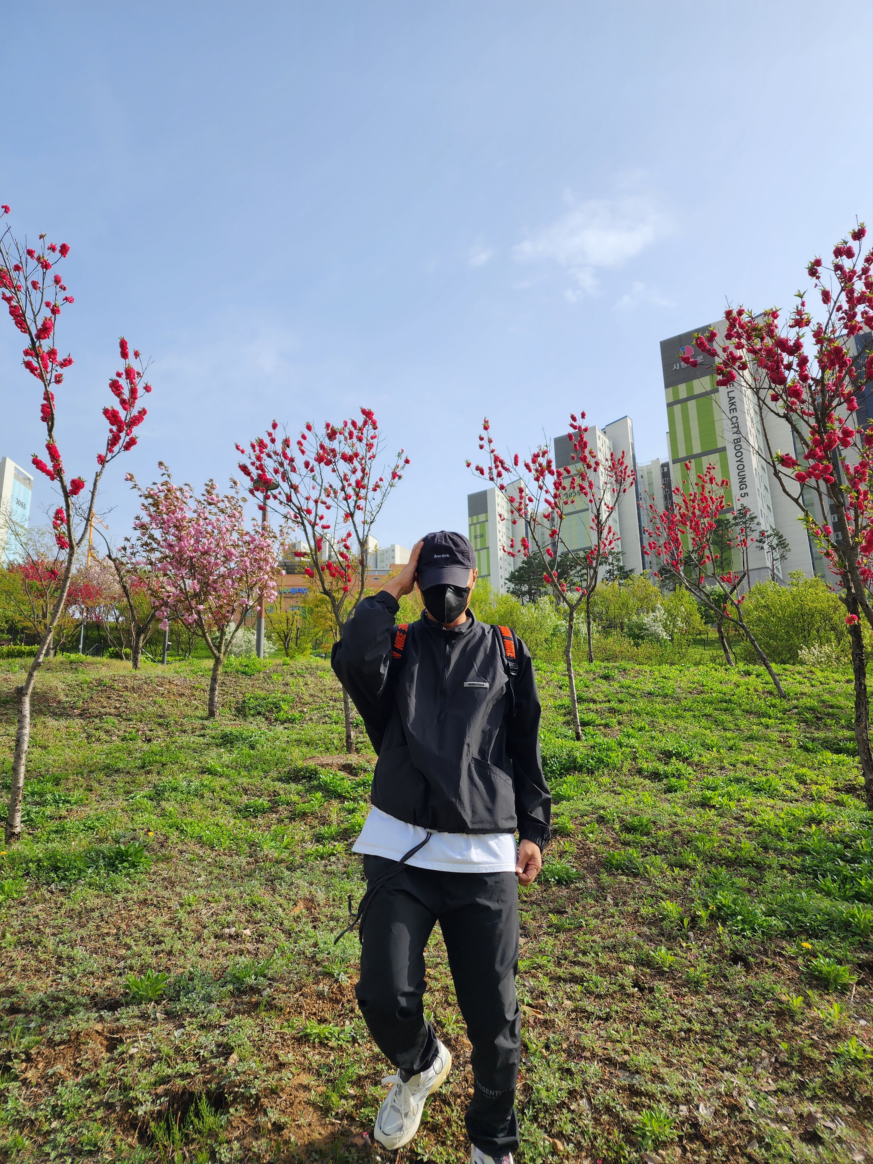 Essentials Track Jacket Black - 20FW, Essentials Track Pants Black - 20FW 착용 스타일 - 2