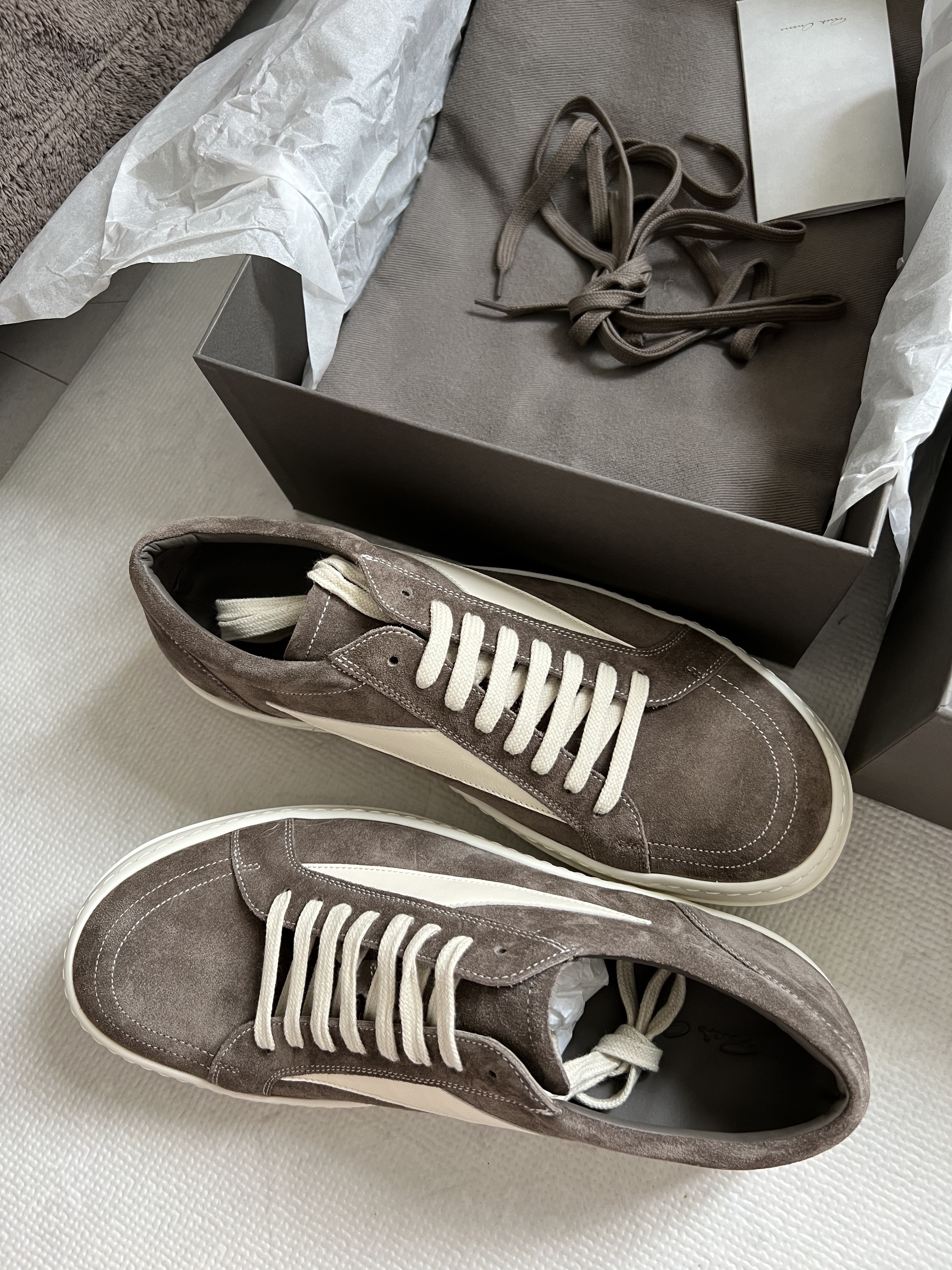 Rick Owens Suede Vintage Sneakers Dust 착용 스타일