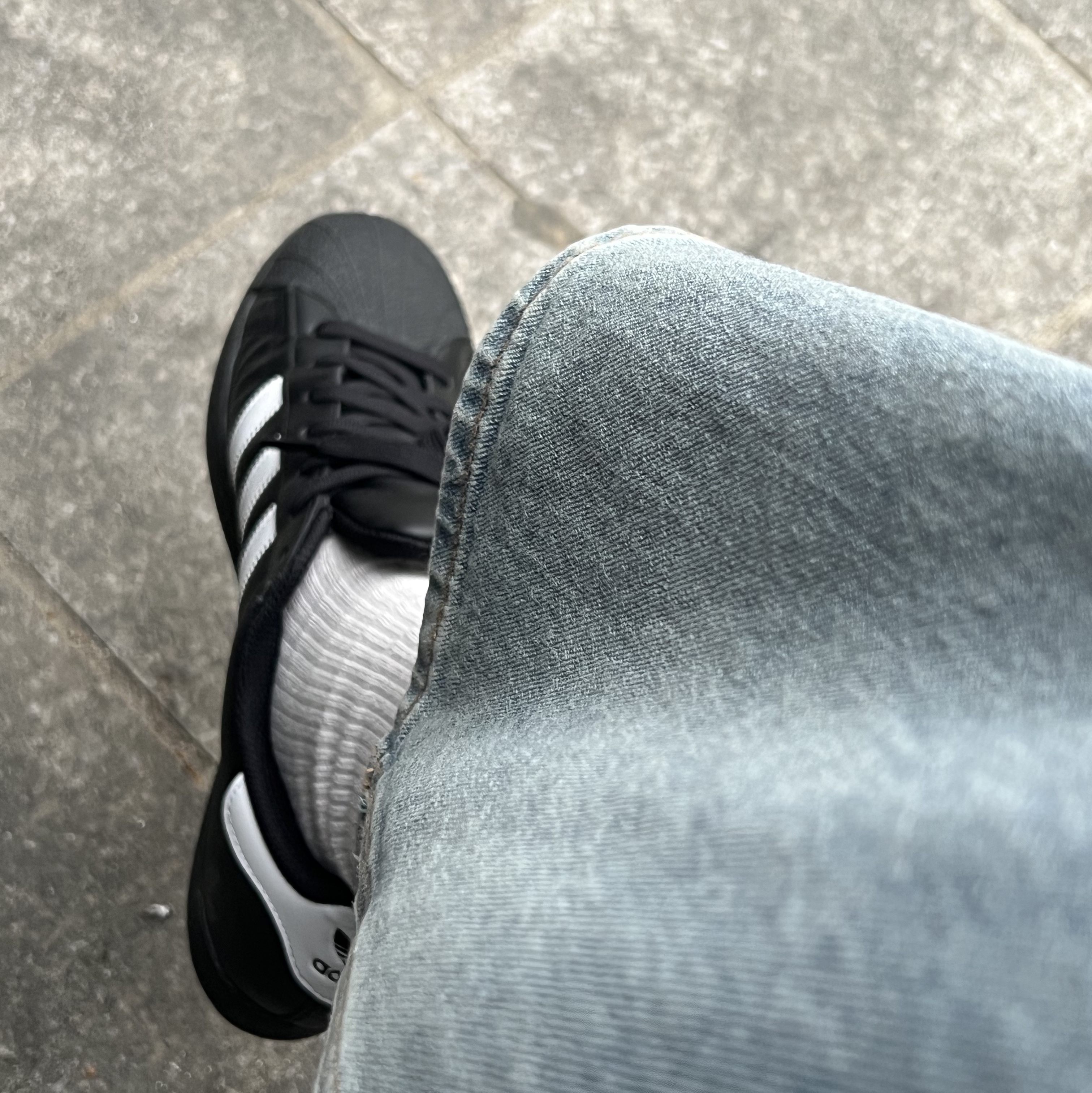 Adidas Superstar Core Black White 착용 스타일