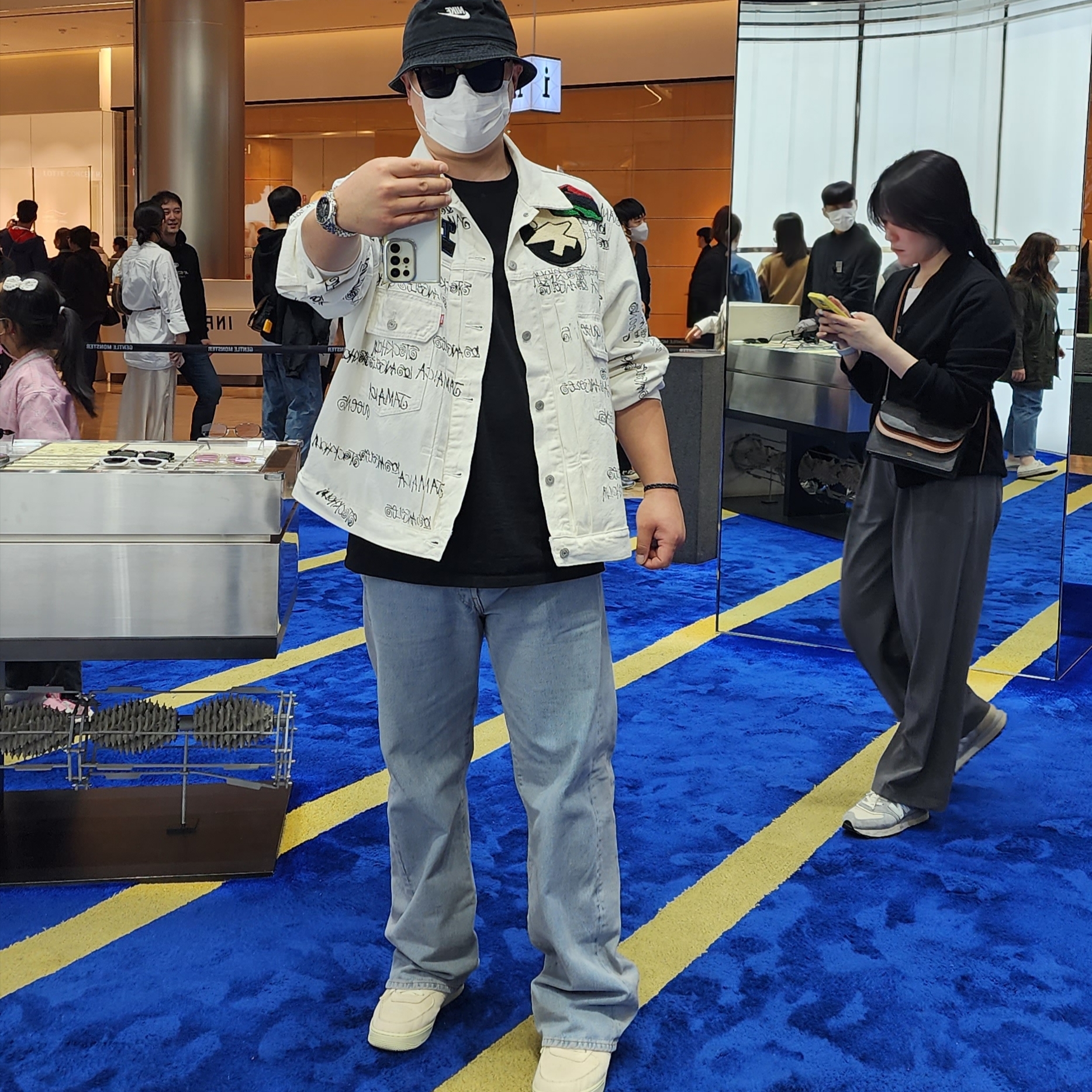 Stussy x Our Legacy x Denim Tears TTL Denim Jacket White, Stussy Fuzzy Dice T-Shirt Black 착용 스타일