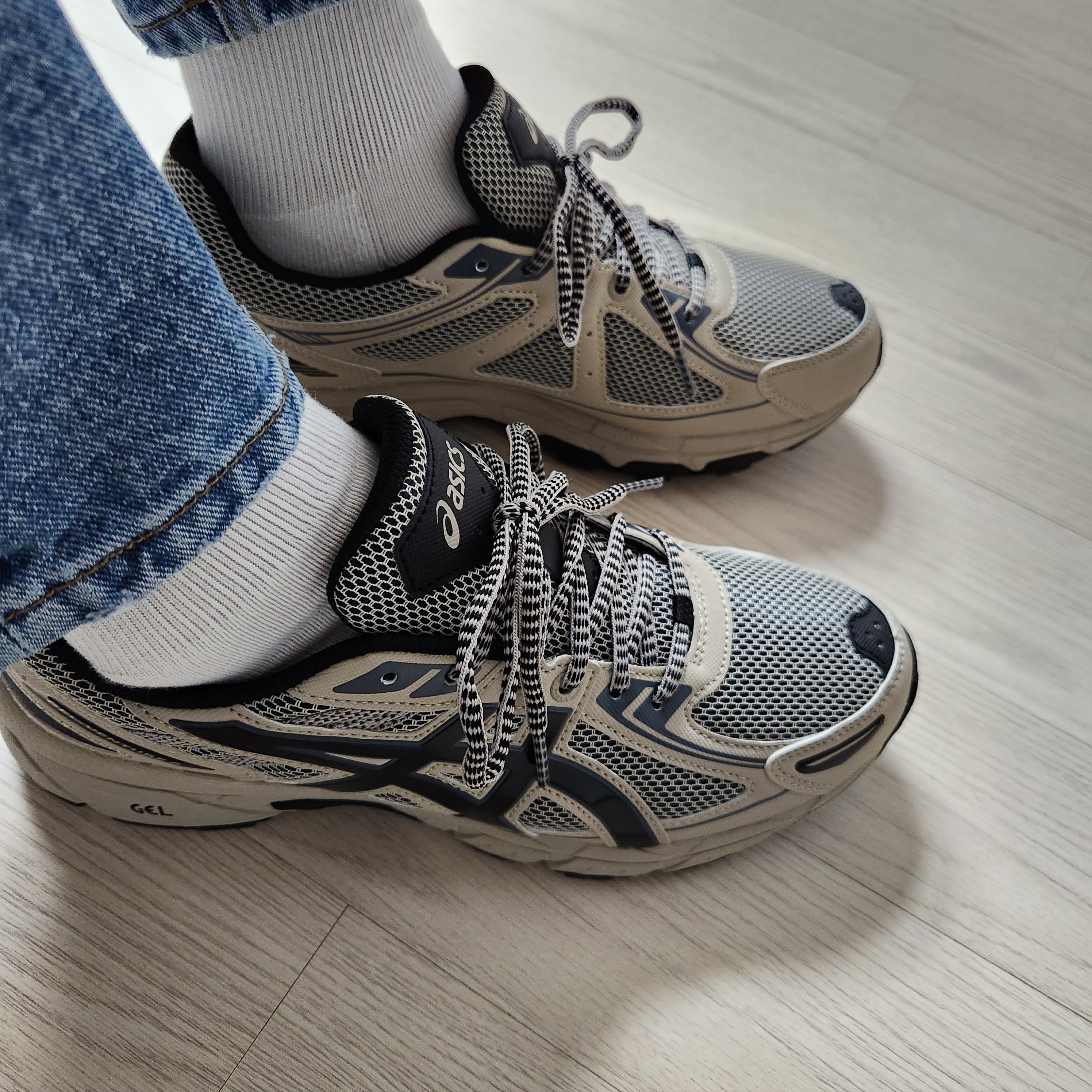 Asics Gel-Venture 6 Feather Grey Black 착용 스타일 - 4