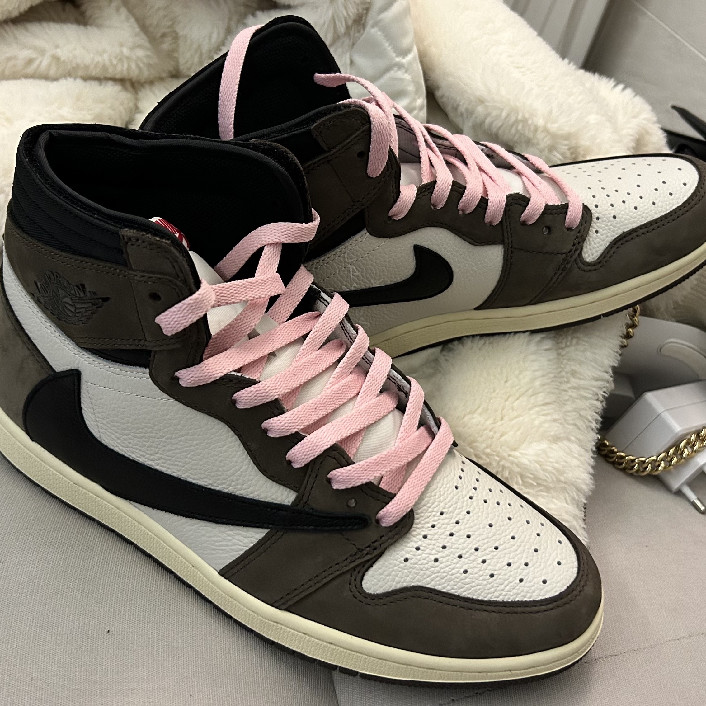 Jordan 1 x Travis Scott Retro High OG SP Mocha 착용 스타일 - 1