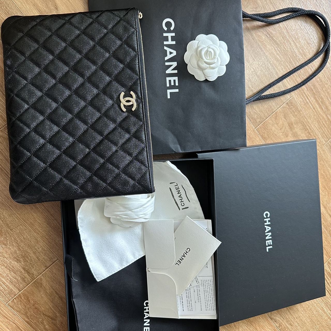 Chanel Medium Classic Pouch Grained Calfskin & Silver Black 착용 스타일 - 1