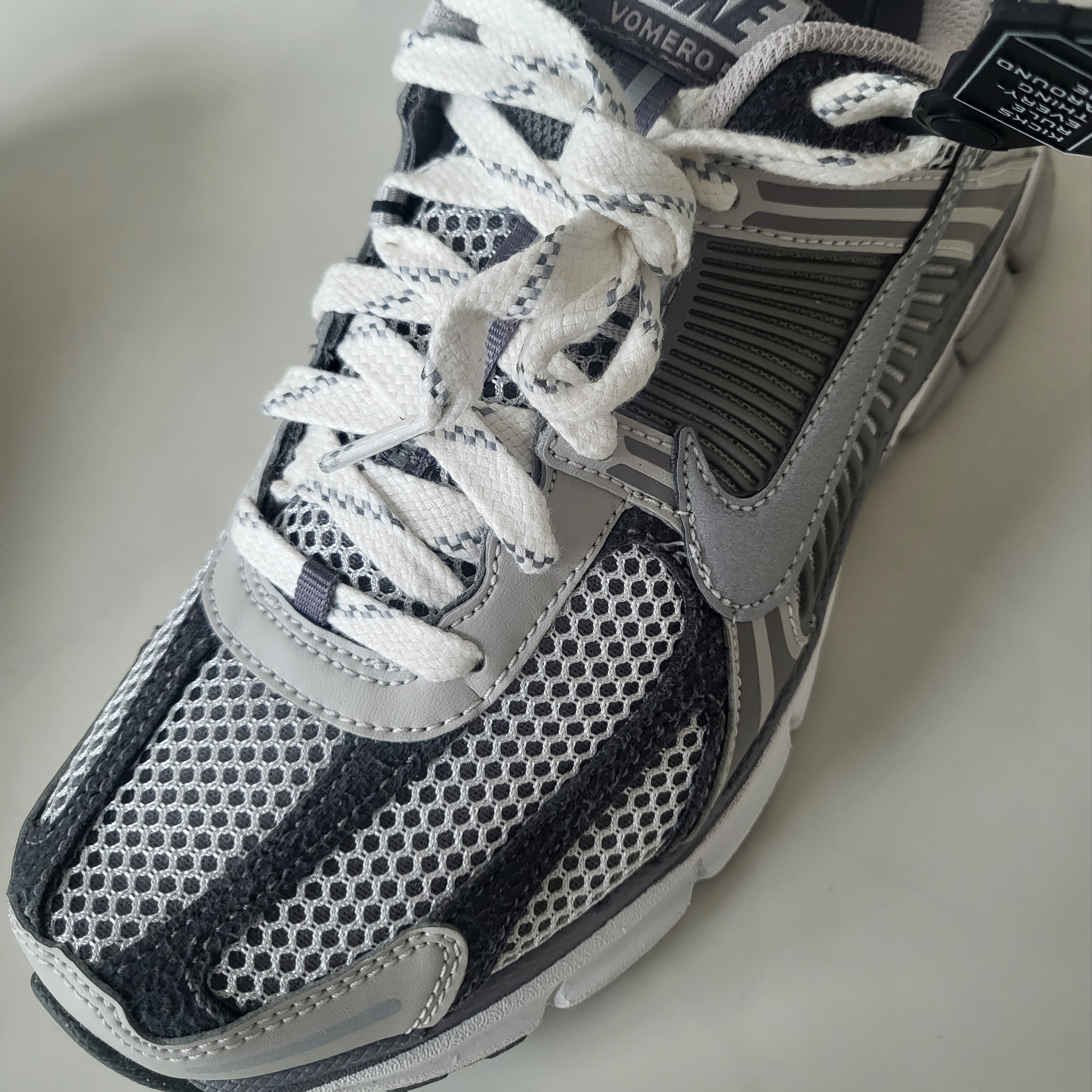 (W) Nike Zoom Vomero 5 Photon Dust and Metallic Silver 착용 스타일 - 1