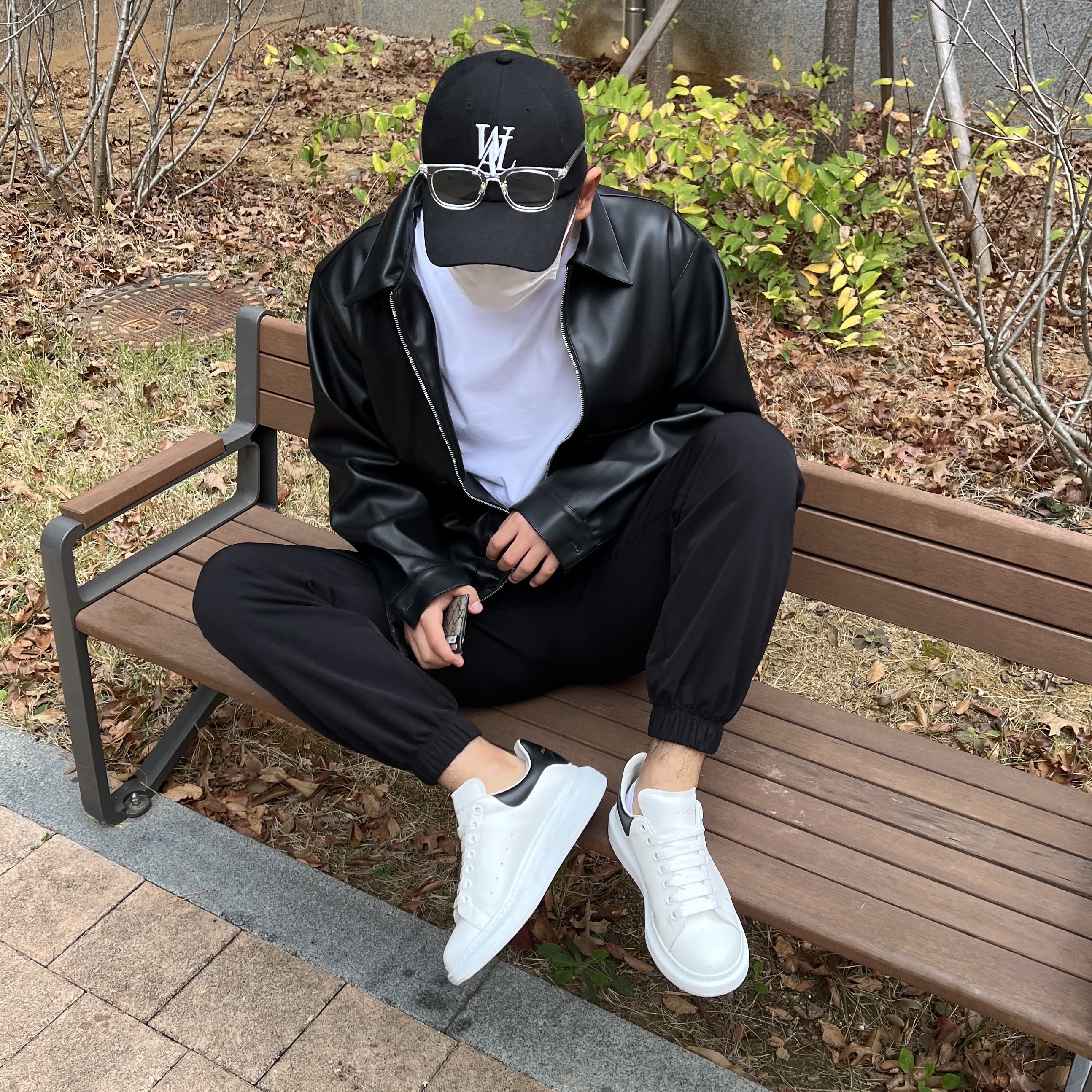 Alexander McQueen Oversized Sneakers White Black 착용 스타일