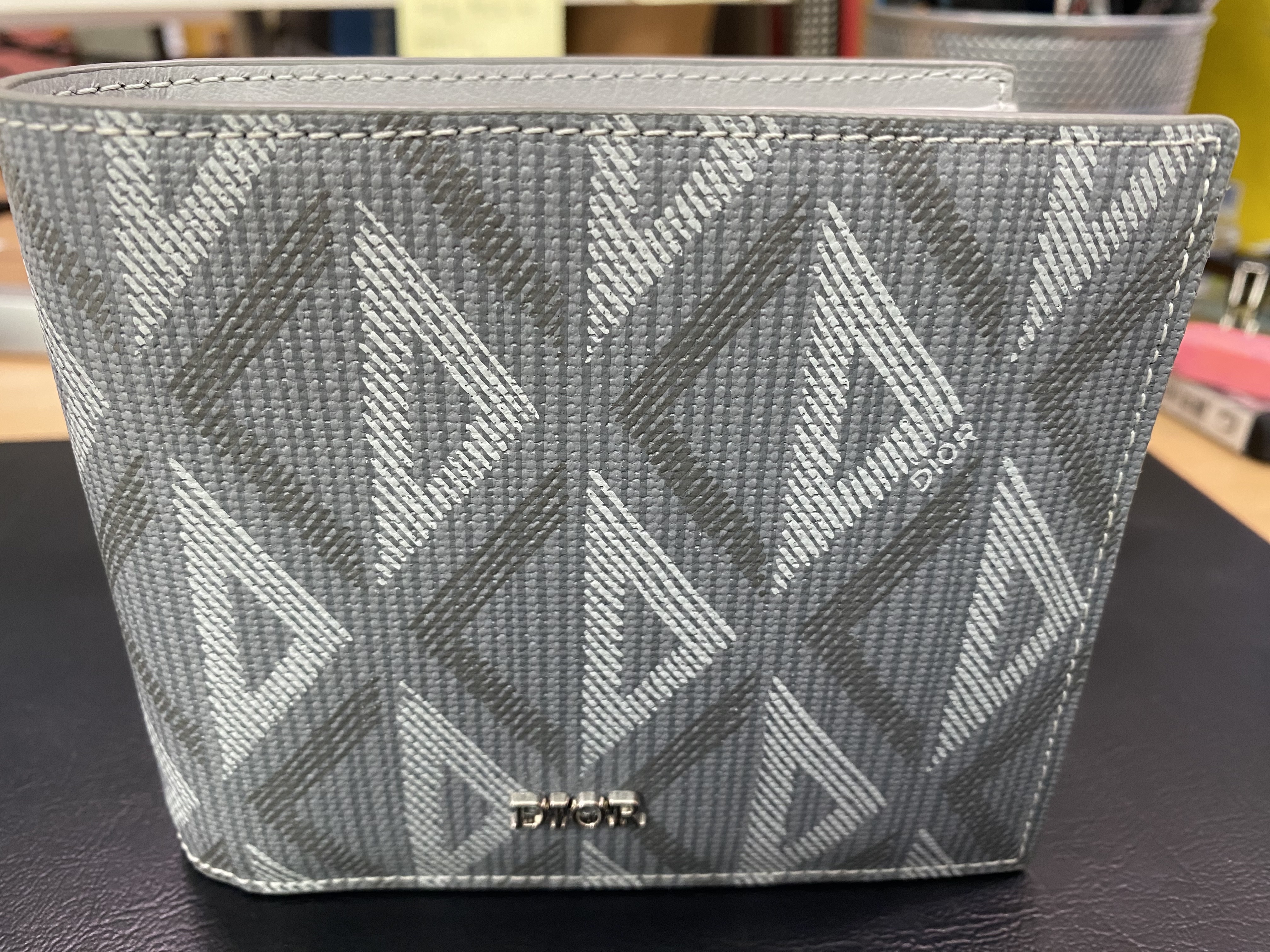 Dior CD Diamond Canvas Wallet Grey 착용 스타일
