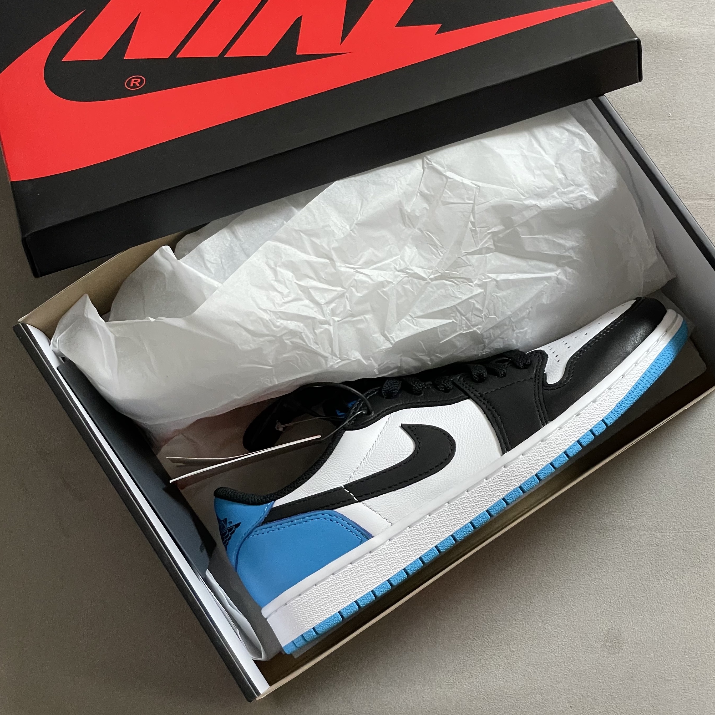 Jordan 1 Retro Low OG Black and Dark Powder Blue 착용 스타일
