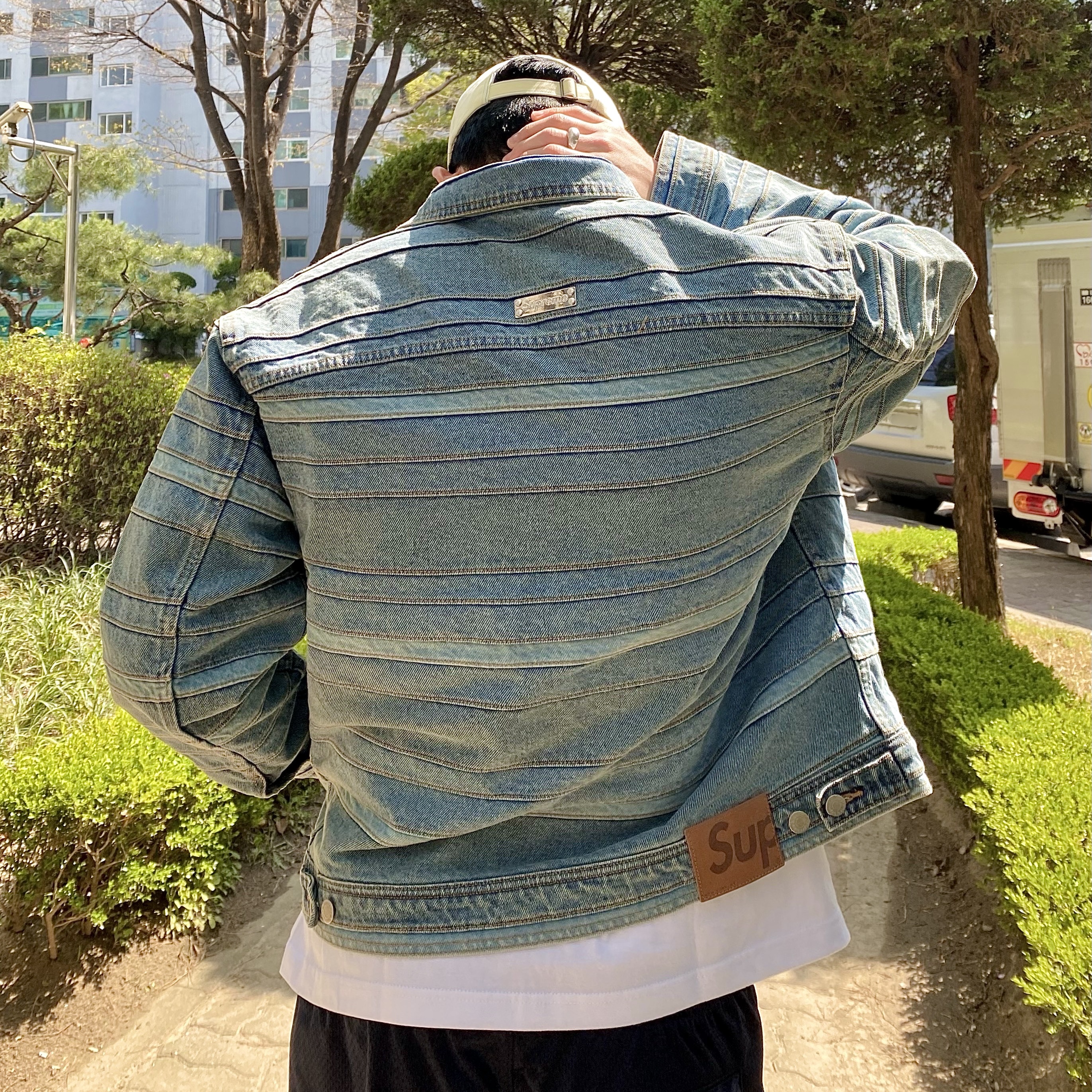 Supreme Layered Denim Trucker Jacket Washed Blue - 22FW, Stussy Collegiate Mesh Shorts Black 착용 스타일 - 4