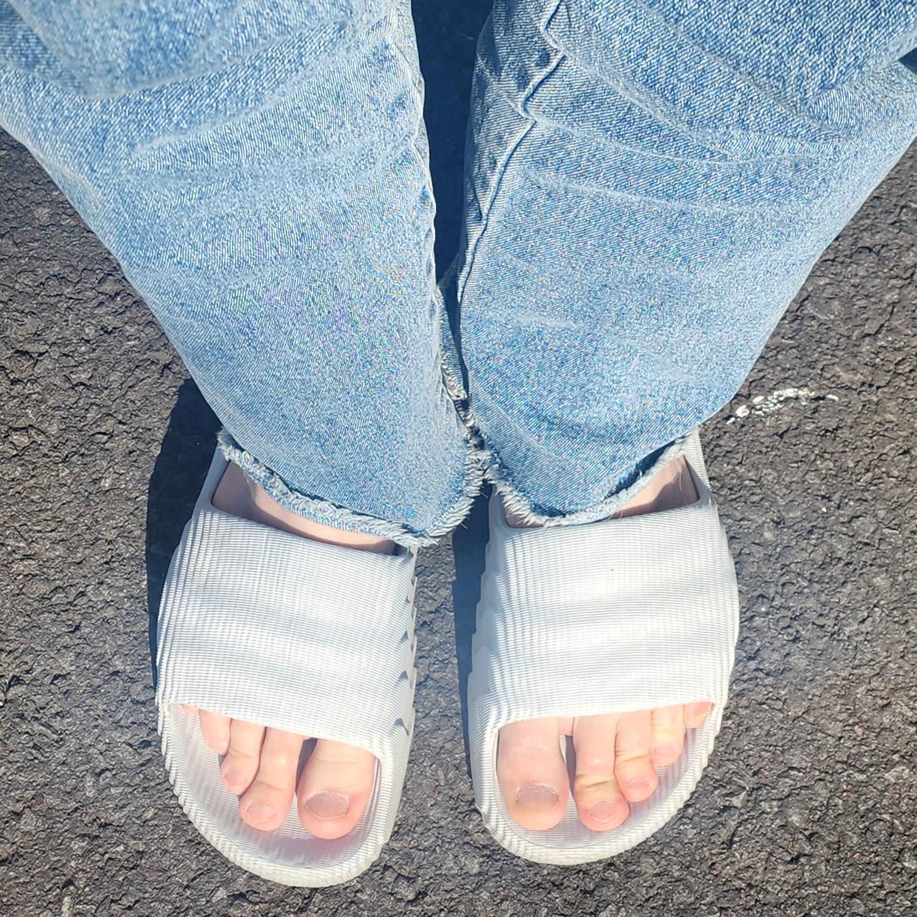 Adidas Adilette 22 Desert Sand 착용 스타일 - 2