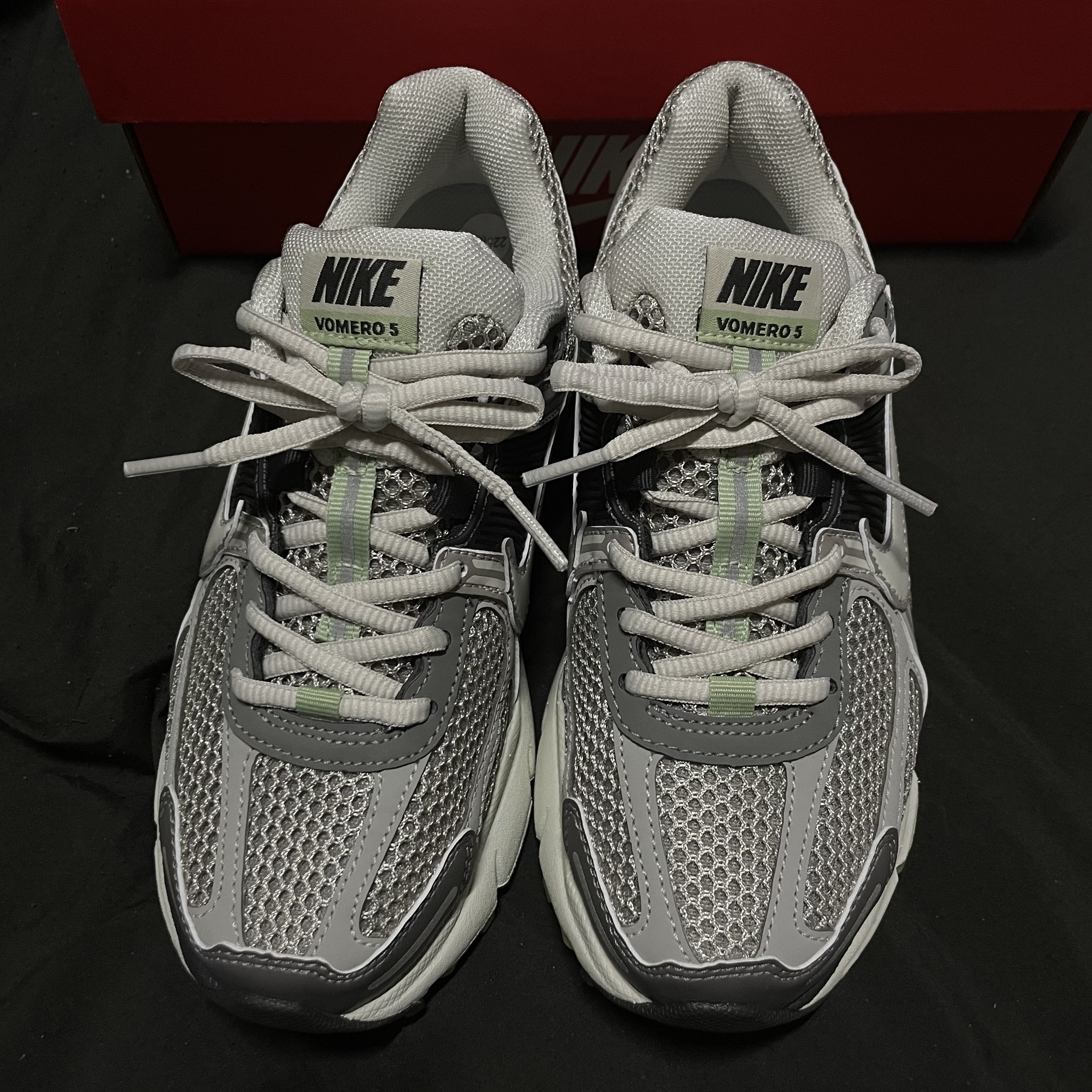 (W) Nike Zoom Vomero 5 Cobblestone and Flat Pewter 착용 스타일