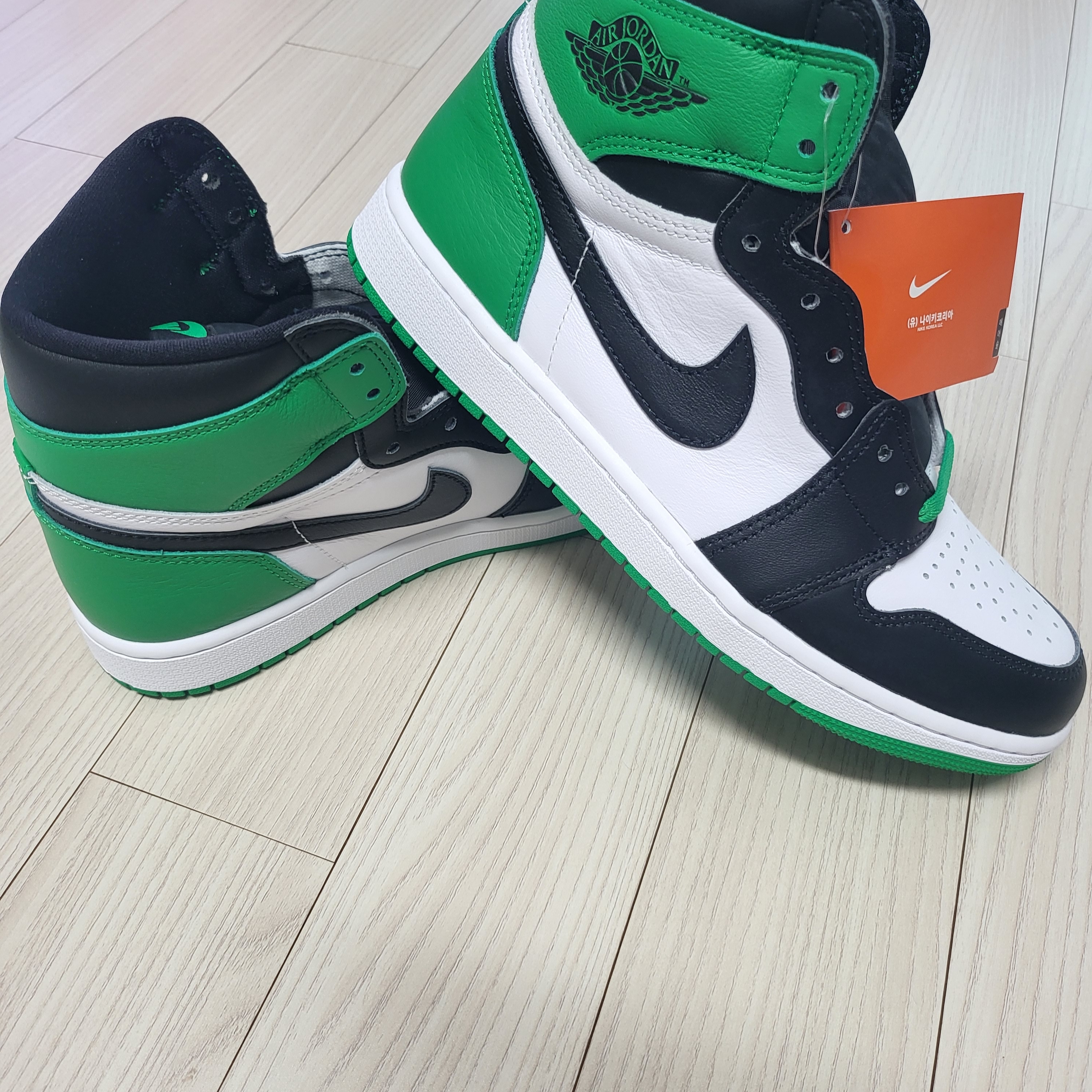 Jordan 1 Retro High OG Black and Lucky Green 착용 스타일 - 2