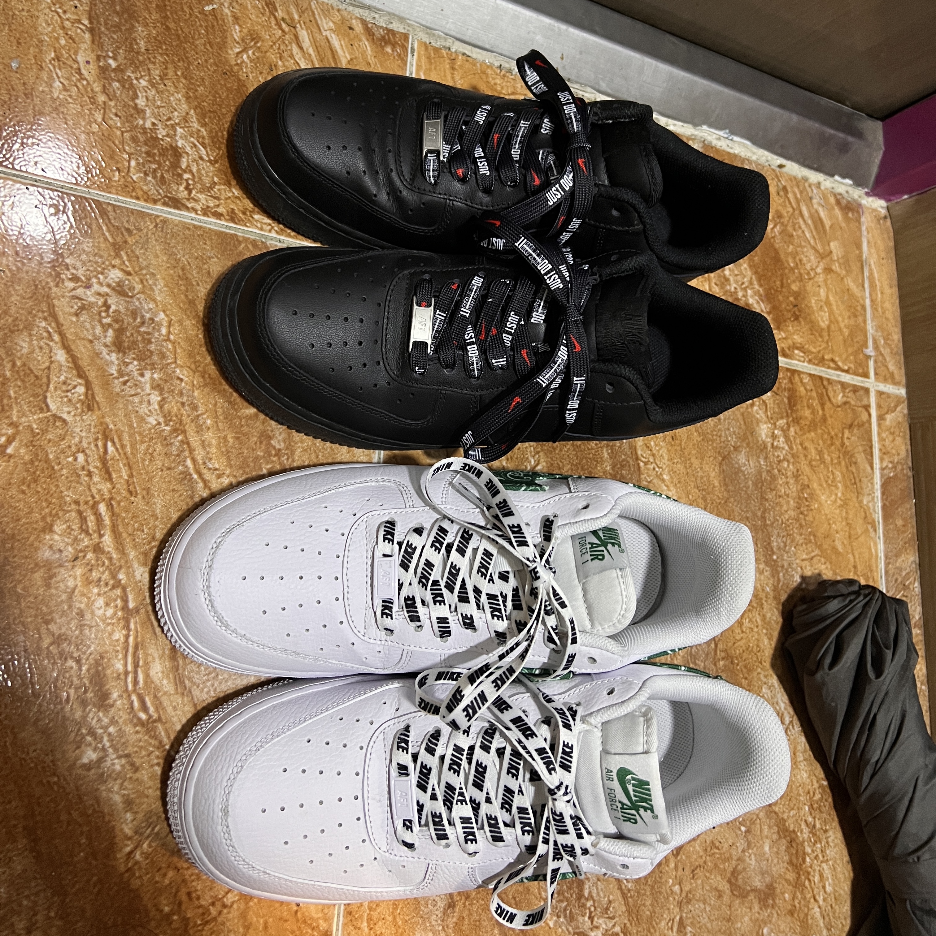 Nike Air Force 1 '07 Low Triple Black, (W) Nike Air Force 1 '07 Essential Paisley Swoosh White Malachite 착용 스타일