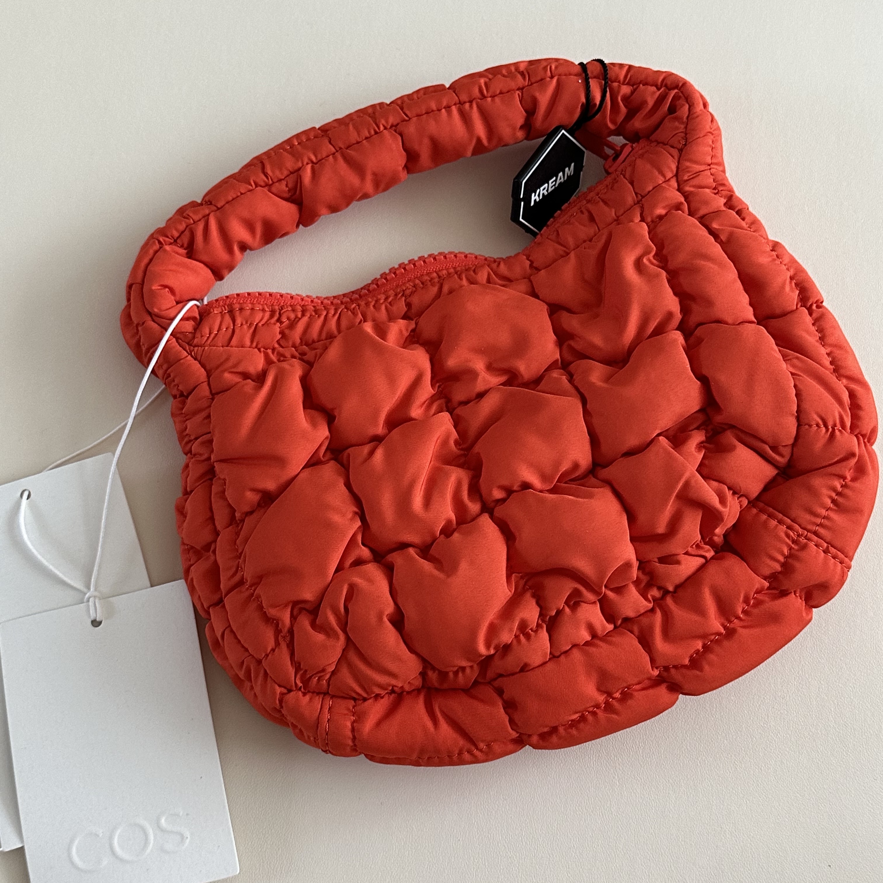 COS Quilted Micro Bag Orange 착용 스타일