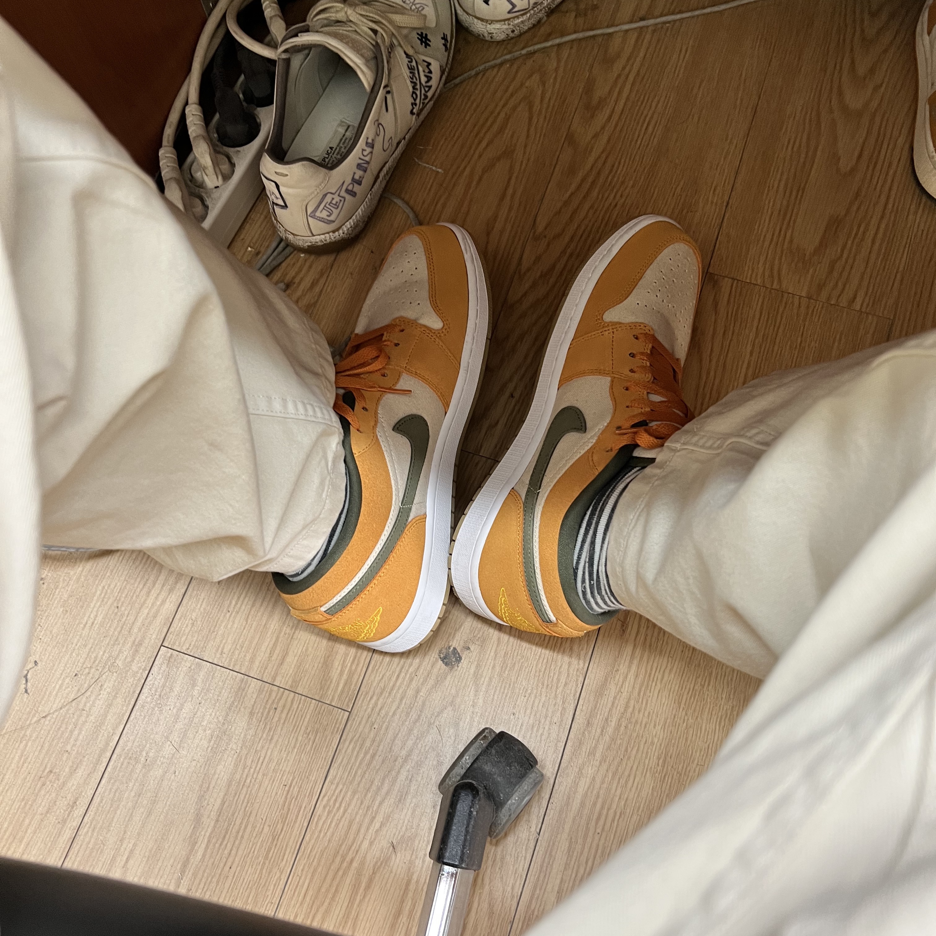 Jordan 1 Low SE Light Curry 착용 스타일