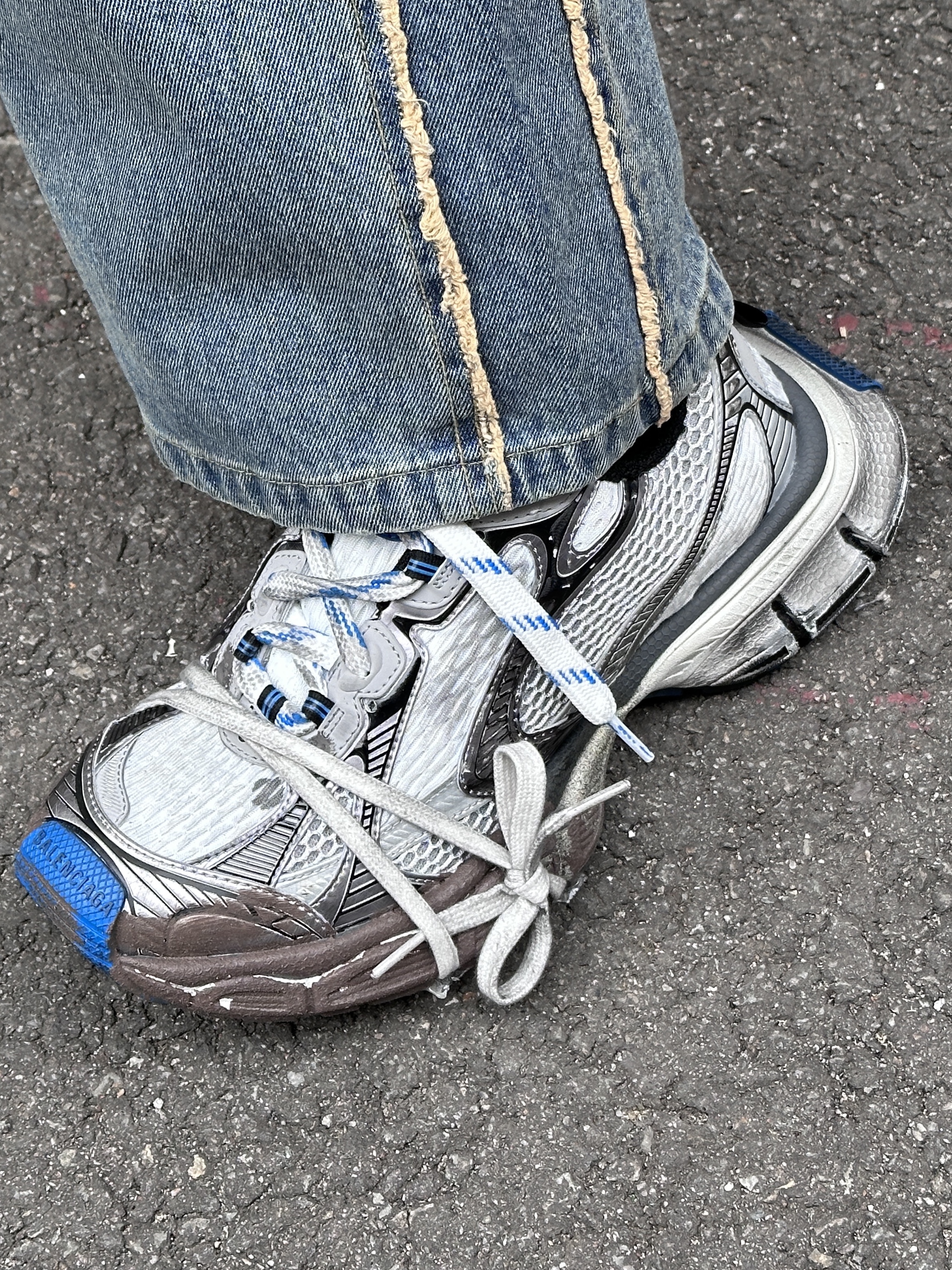 Balenciaga 3XL Sneakers Worn Out Grey White Blue, Project G/R Red Cross Donate Cap Washed Brown 착용 스타일 - 5