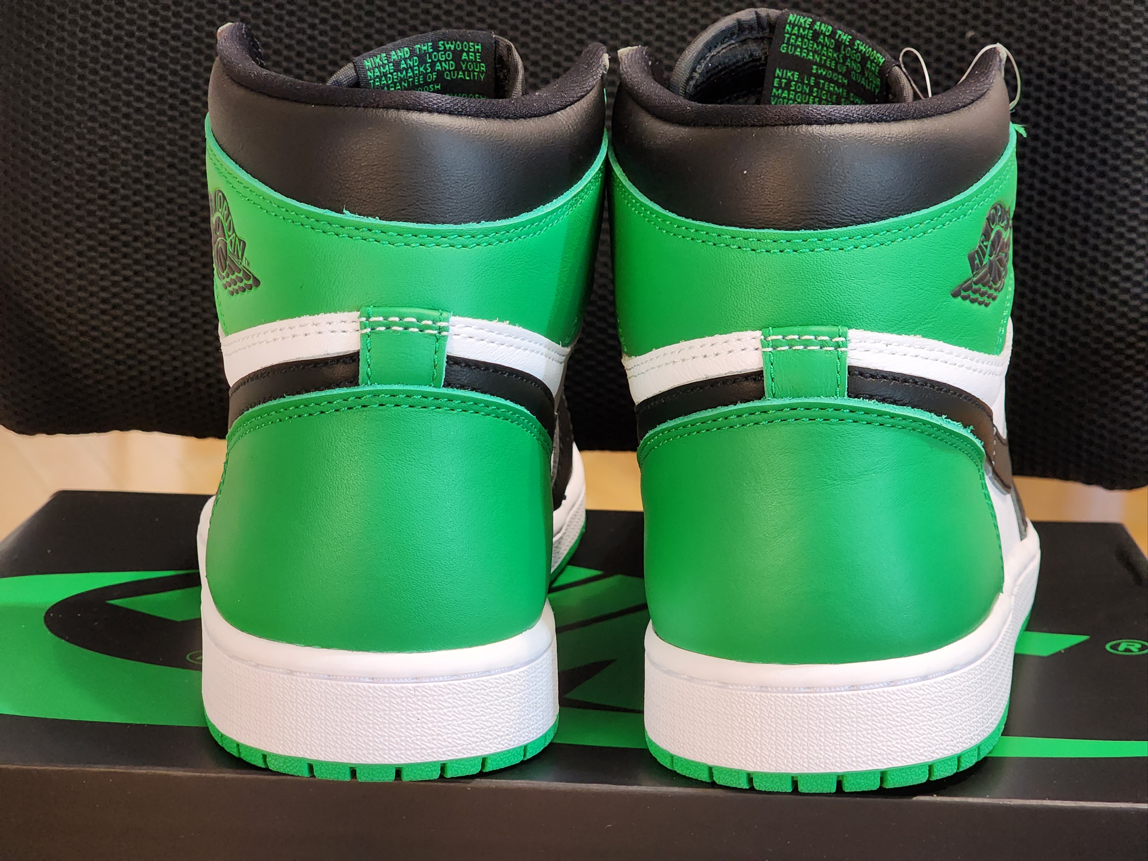 Jordan 1 Retro High OG Black and Lucky Green 착용 스타일 - 3