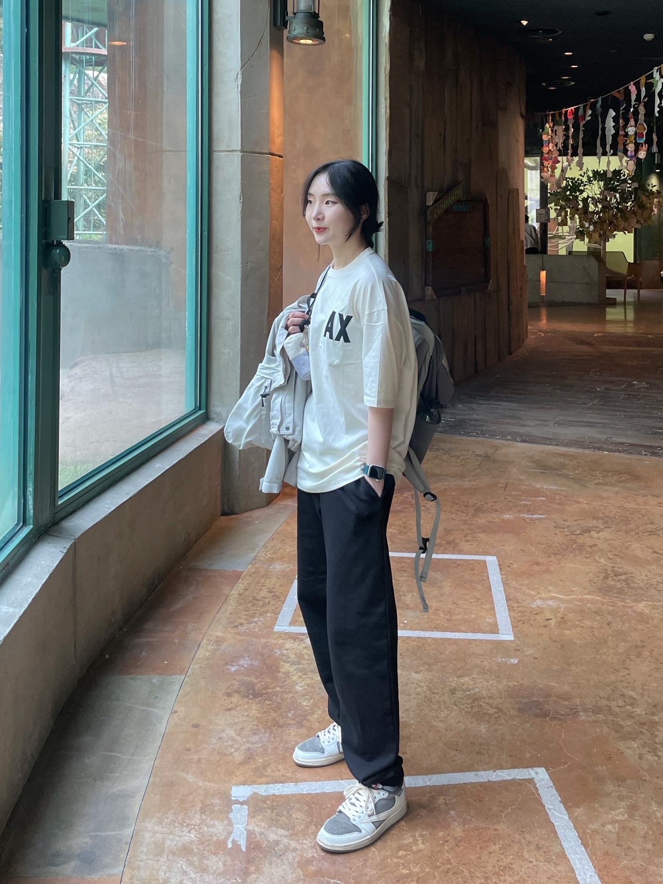 Jordan 1 x Travis Scott Retro Low OG SP Sail and Ridgerock, Arc'teryx Mantis 26 Backpack Habitat Forage 착용 스타일 - 1