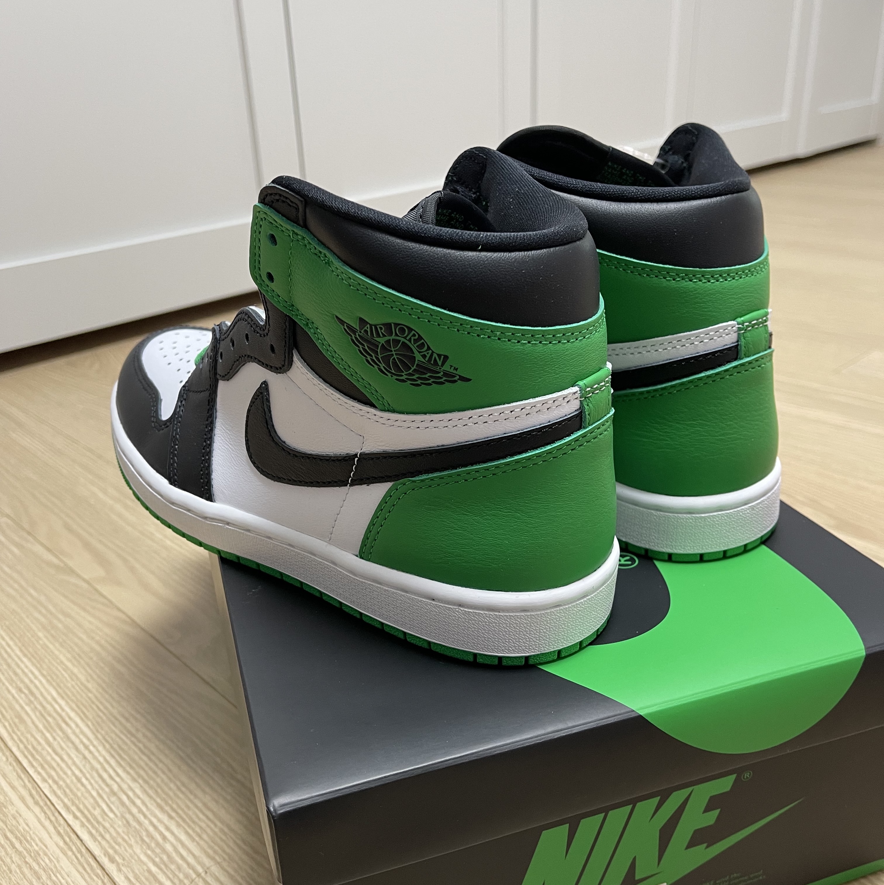 Jordan 1 Retro High OG Black and Lucky Green 착용 스타일 - 1