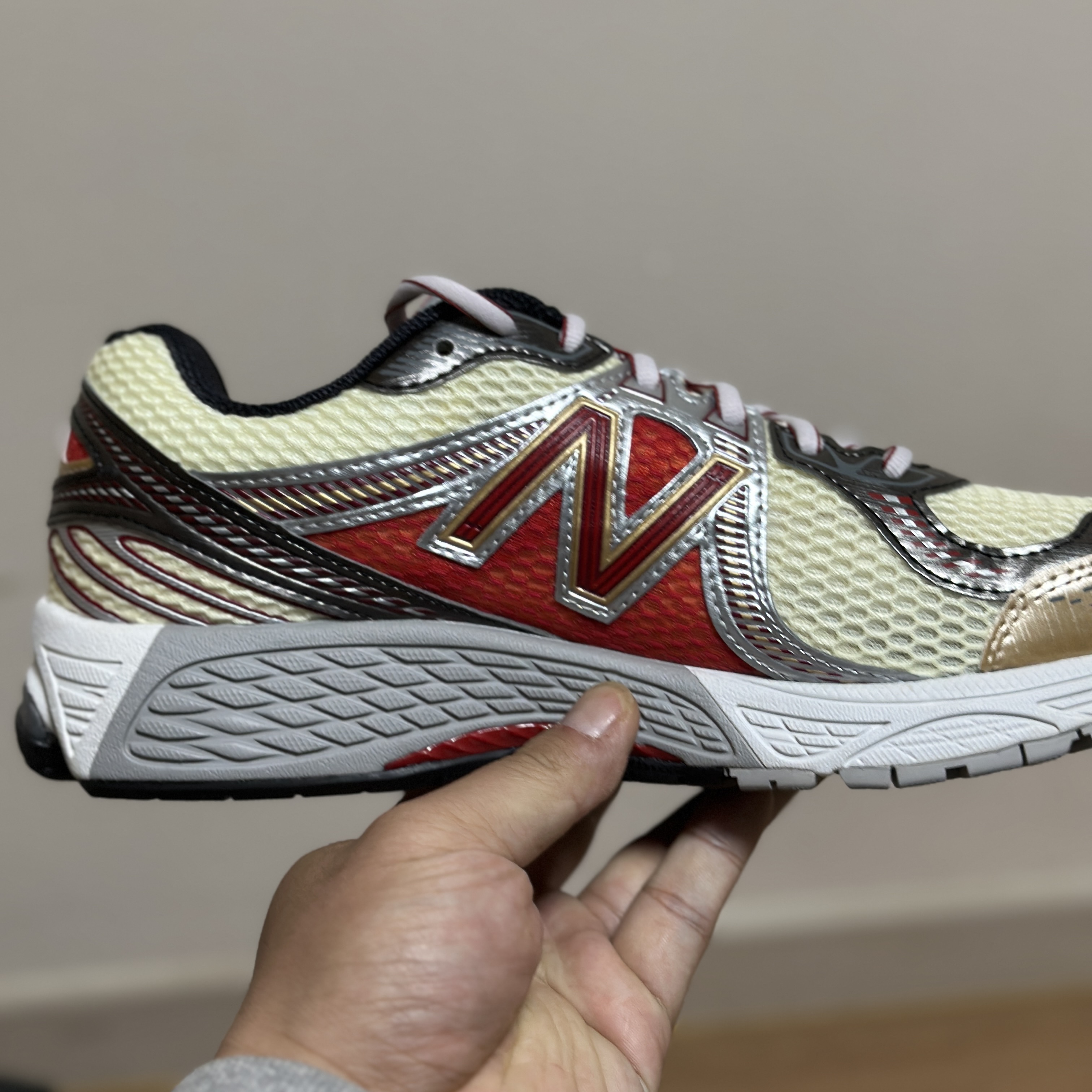 New Balance x Aime Leon Dore 860v2 Red 착용 스타일 - 3