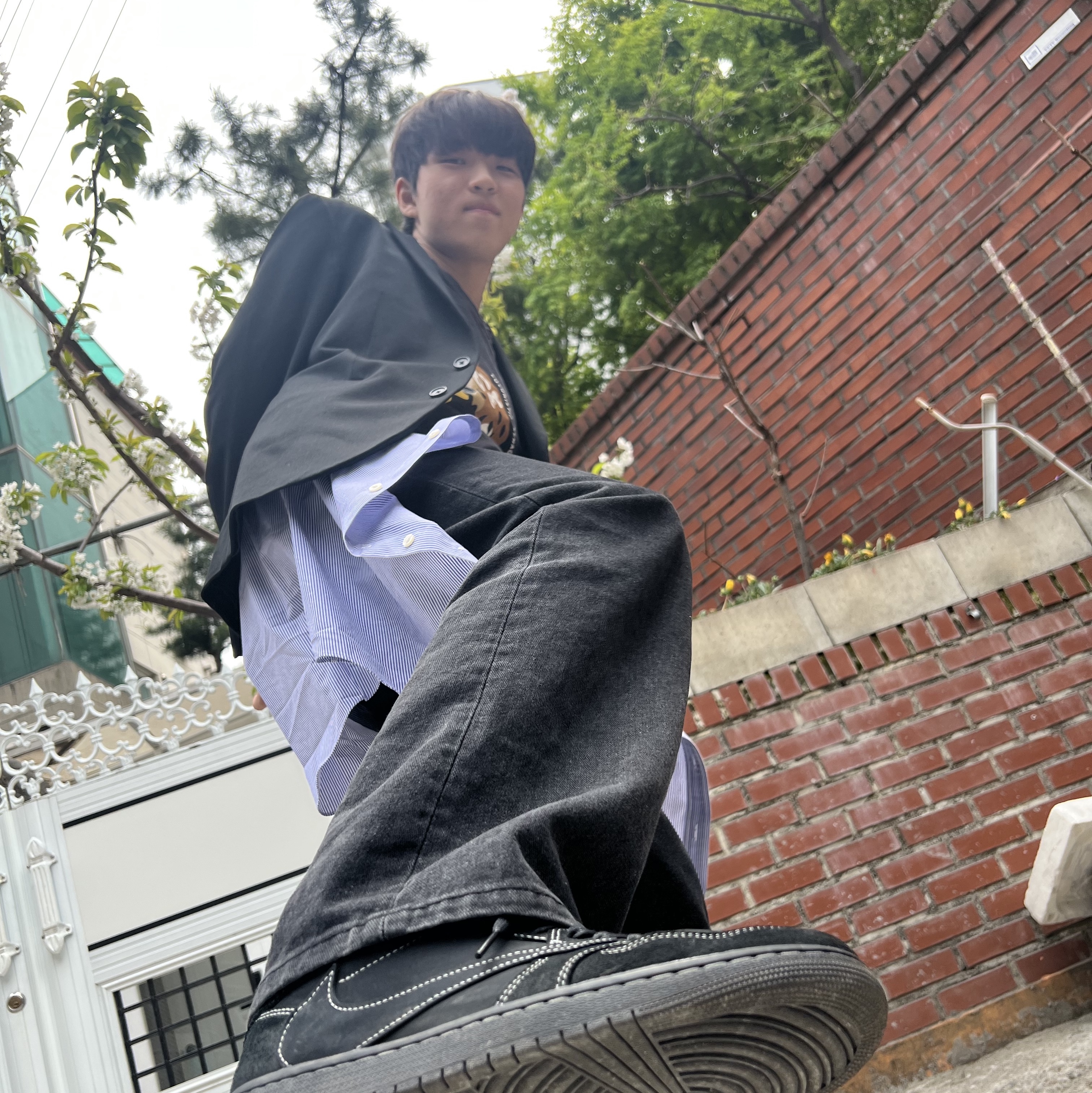 Jordan 1 x Travis Scott Retro Low OG SP Black Phantom, Human Made Graphic L/S T-Shirt #2 Black 착용 스타일 - 5