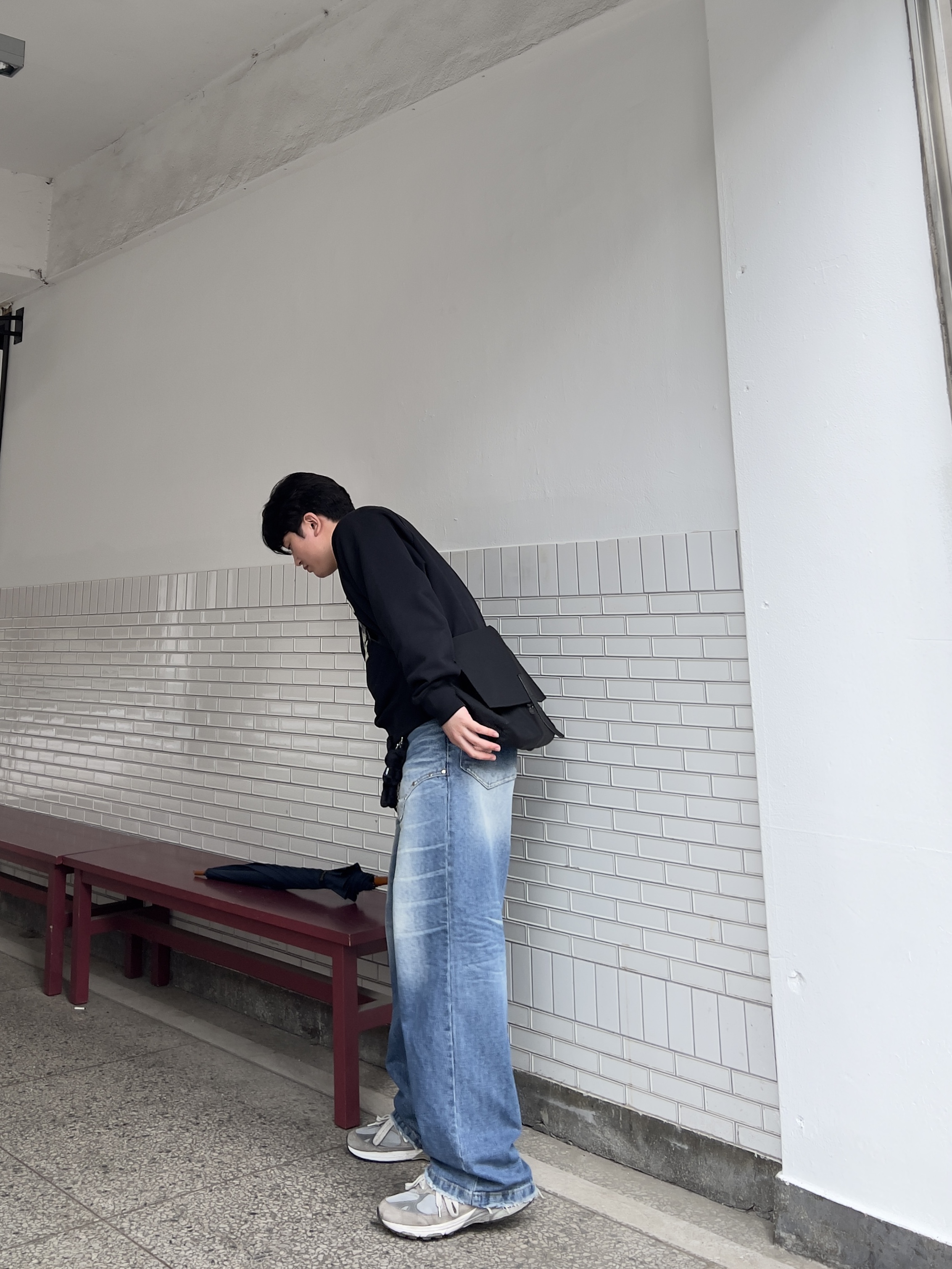 AMI Paris France Sweatshirt Black 착용 스타일 - 3