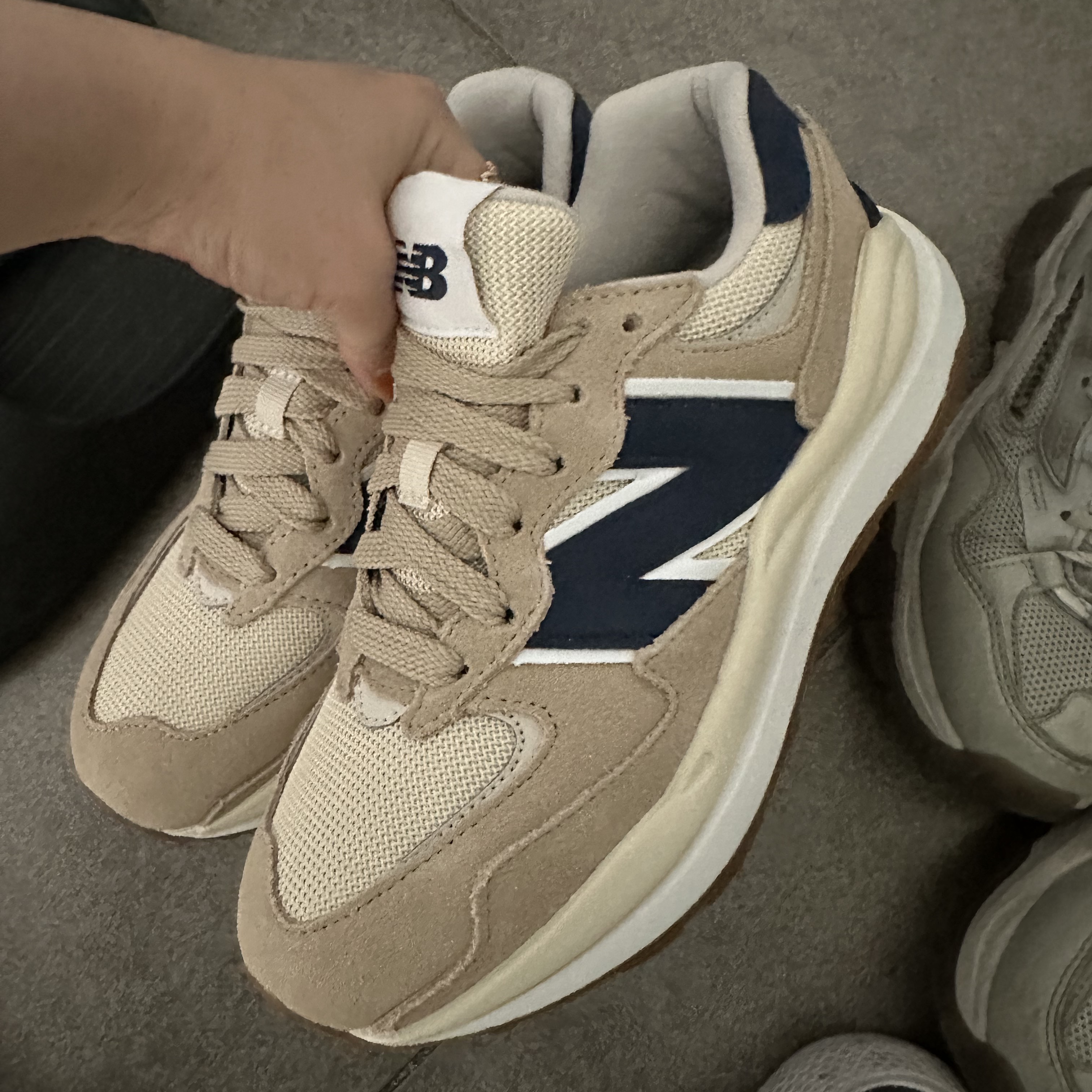 New Balance 5740 Brown Navy 착용 스타일