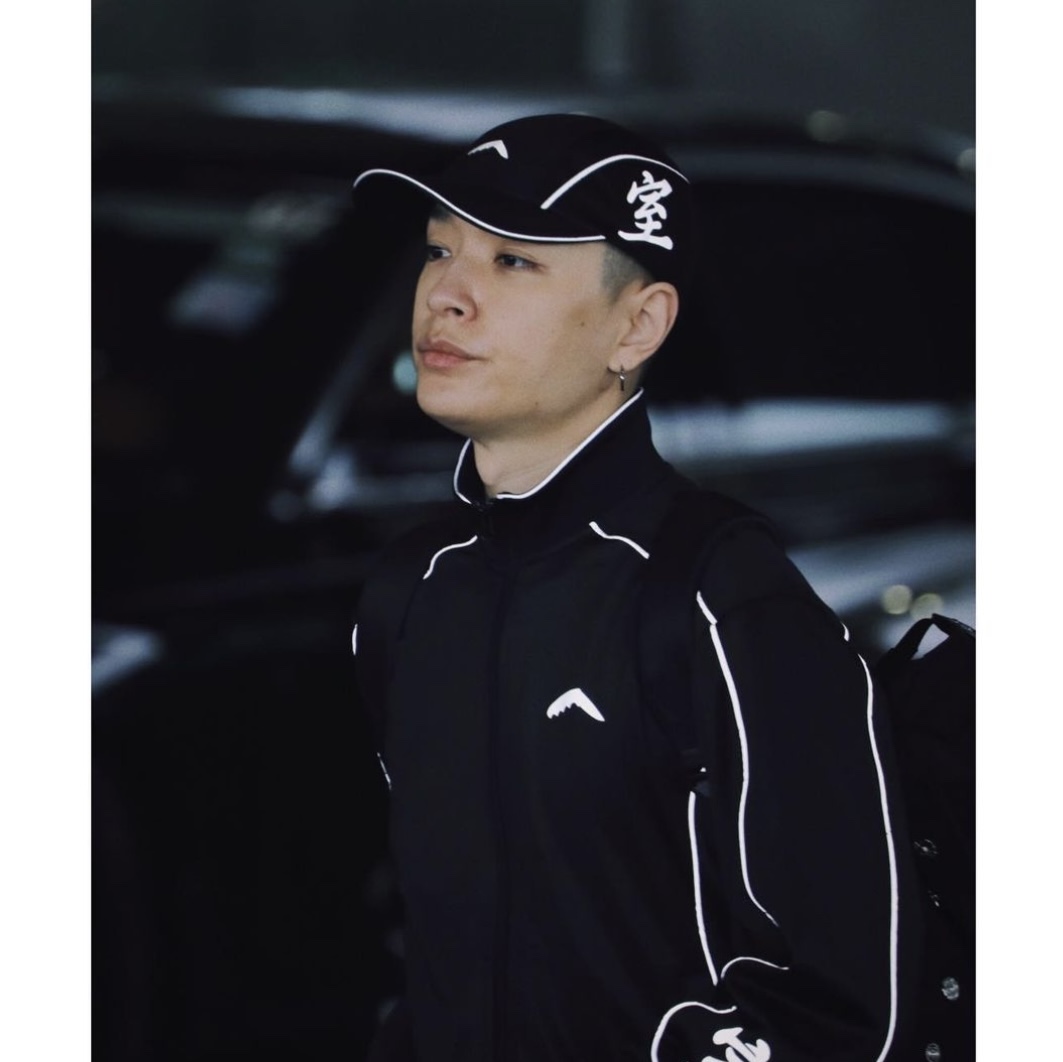 Darkr8m Studio x Hardhitters Refelective Running Cap Black, Darkr8m Studio x Hardhitters Refelective Track Top Black 착용 스타일
