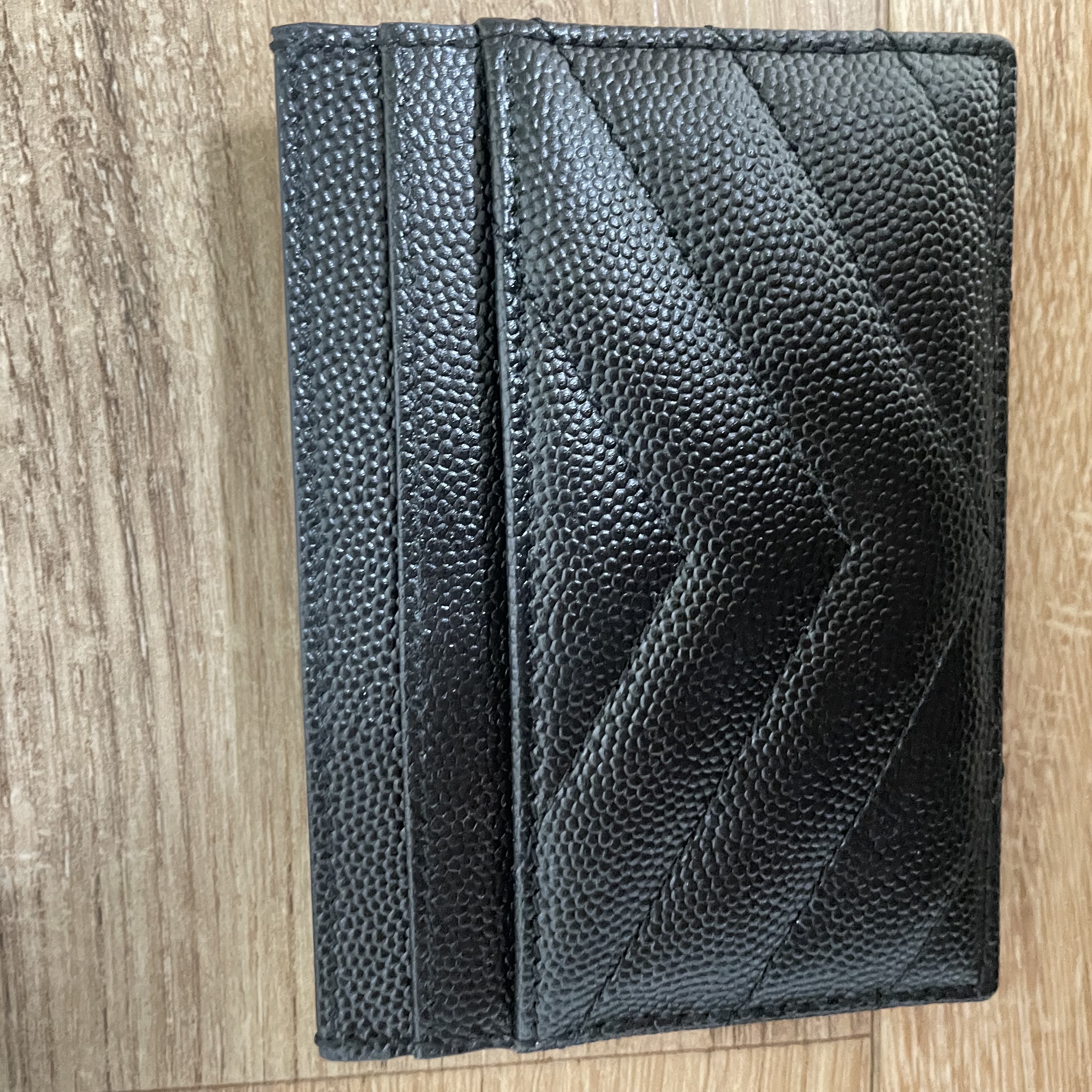 Saint Laurent Cassandre Matelasse Card Case in Grain De Poudre Embossed Leather Black 착용 스타일 - 2