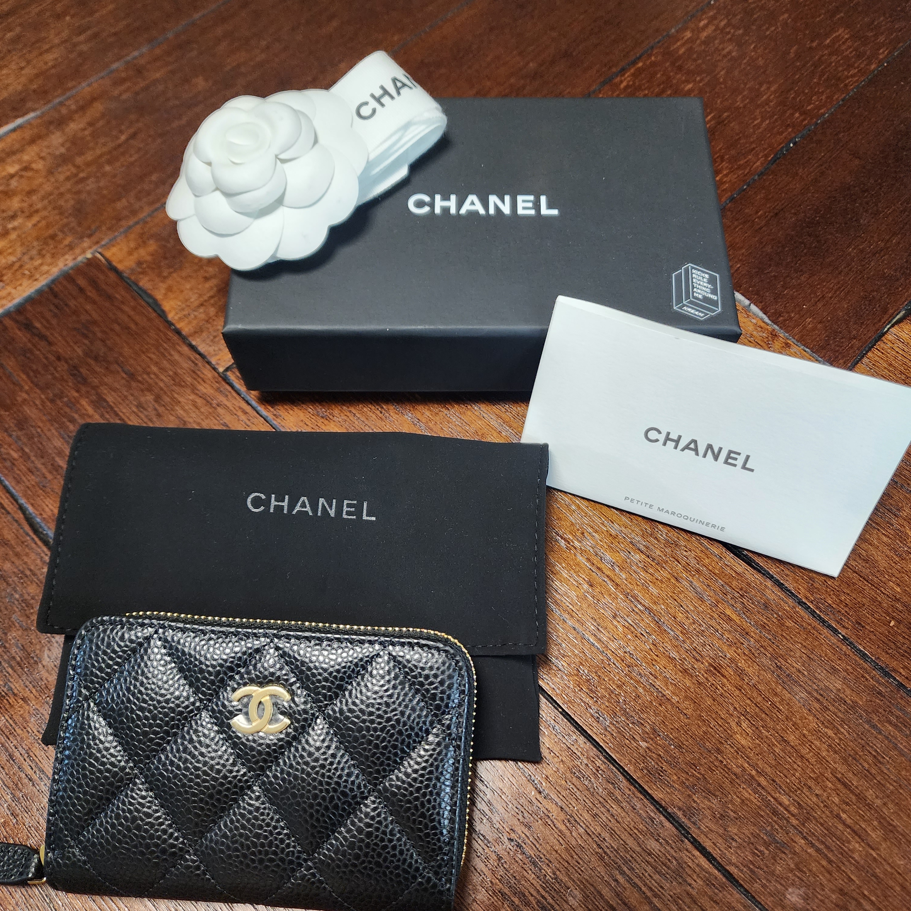 Chanel Classic Zipped Coin Purse Grained Calfskin & Gold Black 착용 스타일