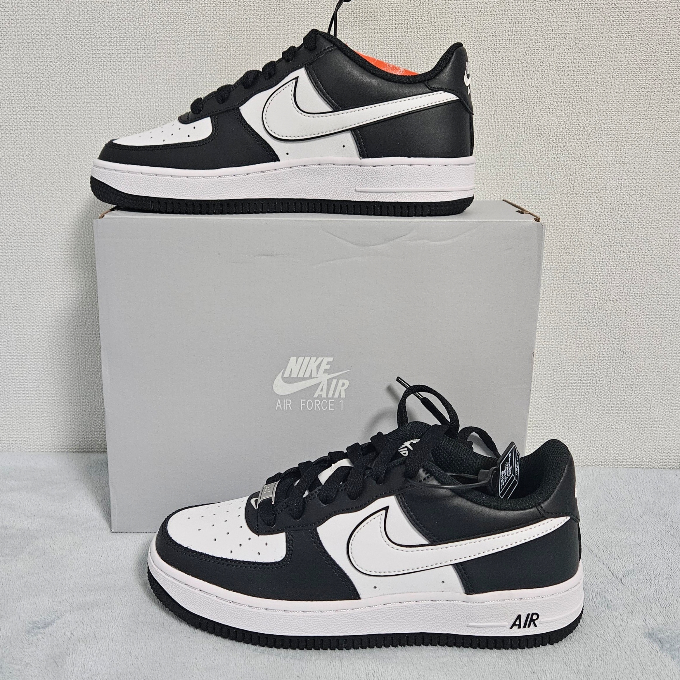 (GS) Nike Air Force 1 LV8 2 Black White, A.P.C. Recovery Shopping Bag Black 착용 스타일 - 1
