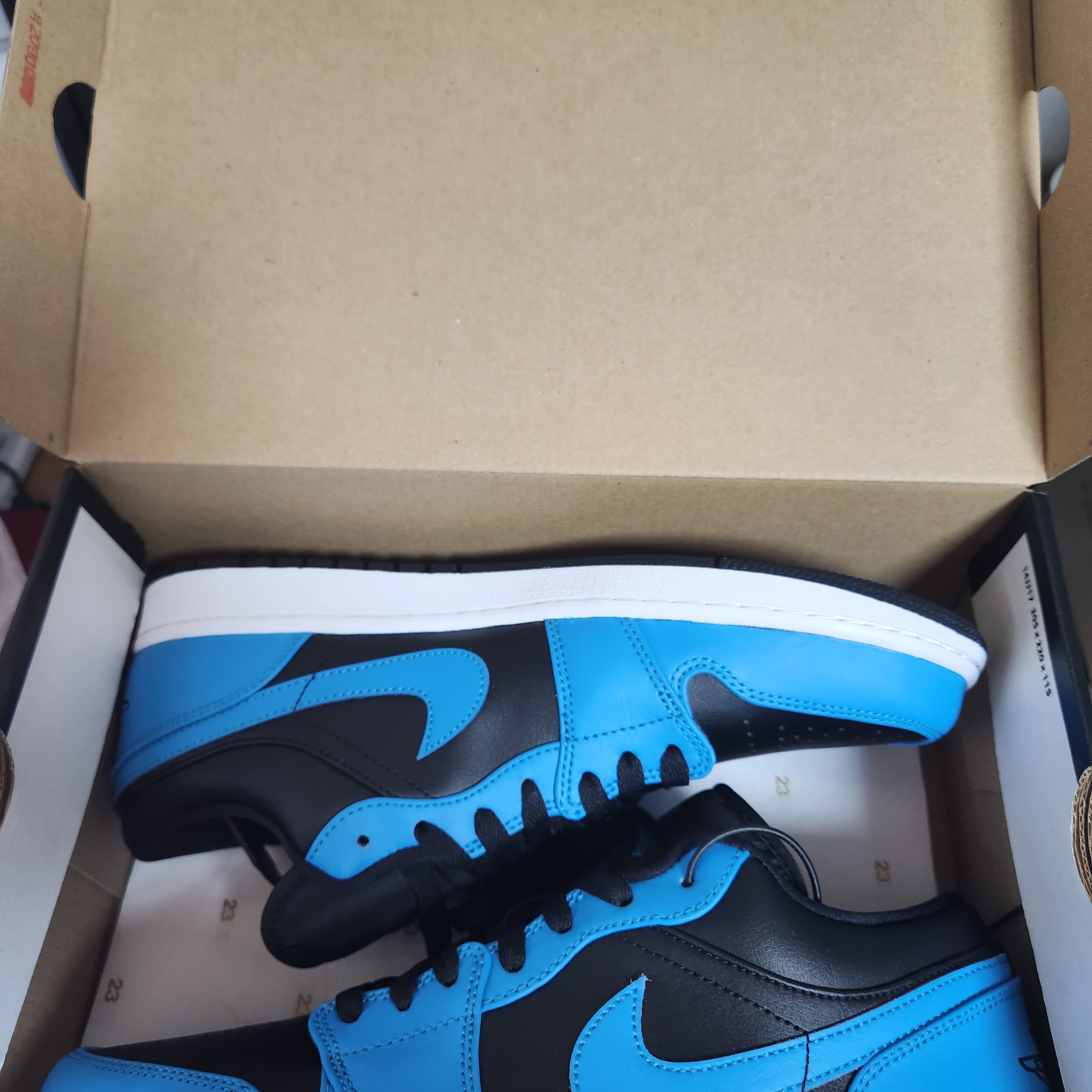 Jordan 1 Low Laser Blue 착용 스타일 - 1