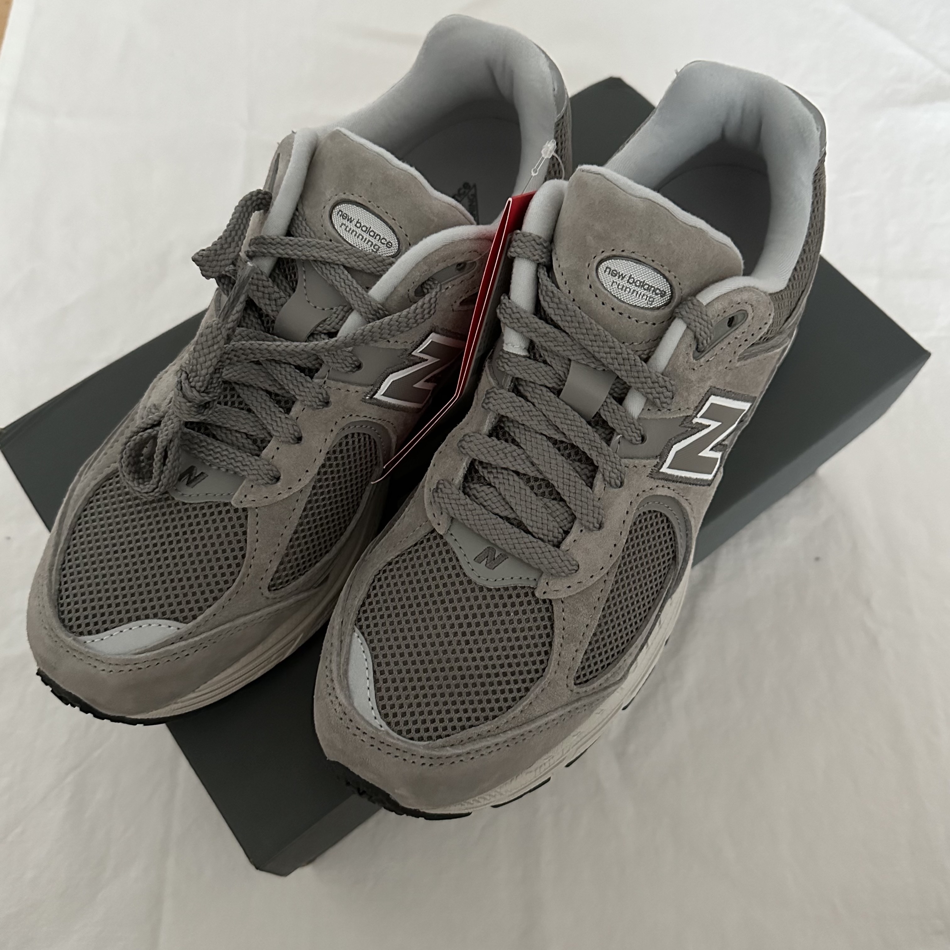 New Balance 2002R Grey 착용 스타일