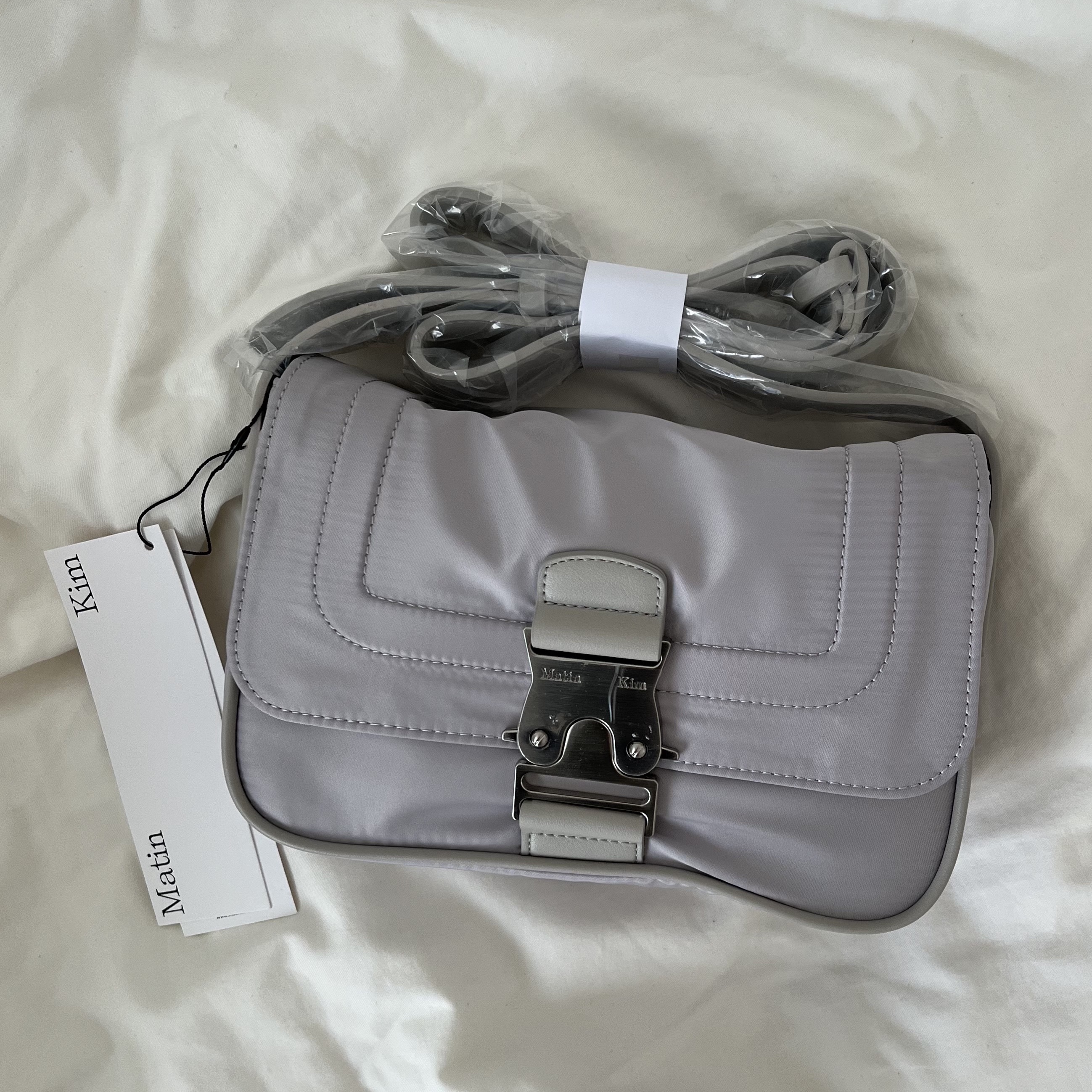 Matin Kim Mini Buckle Bag Light Grey 착용 스타일