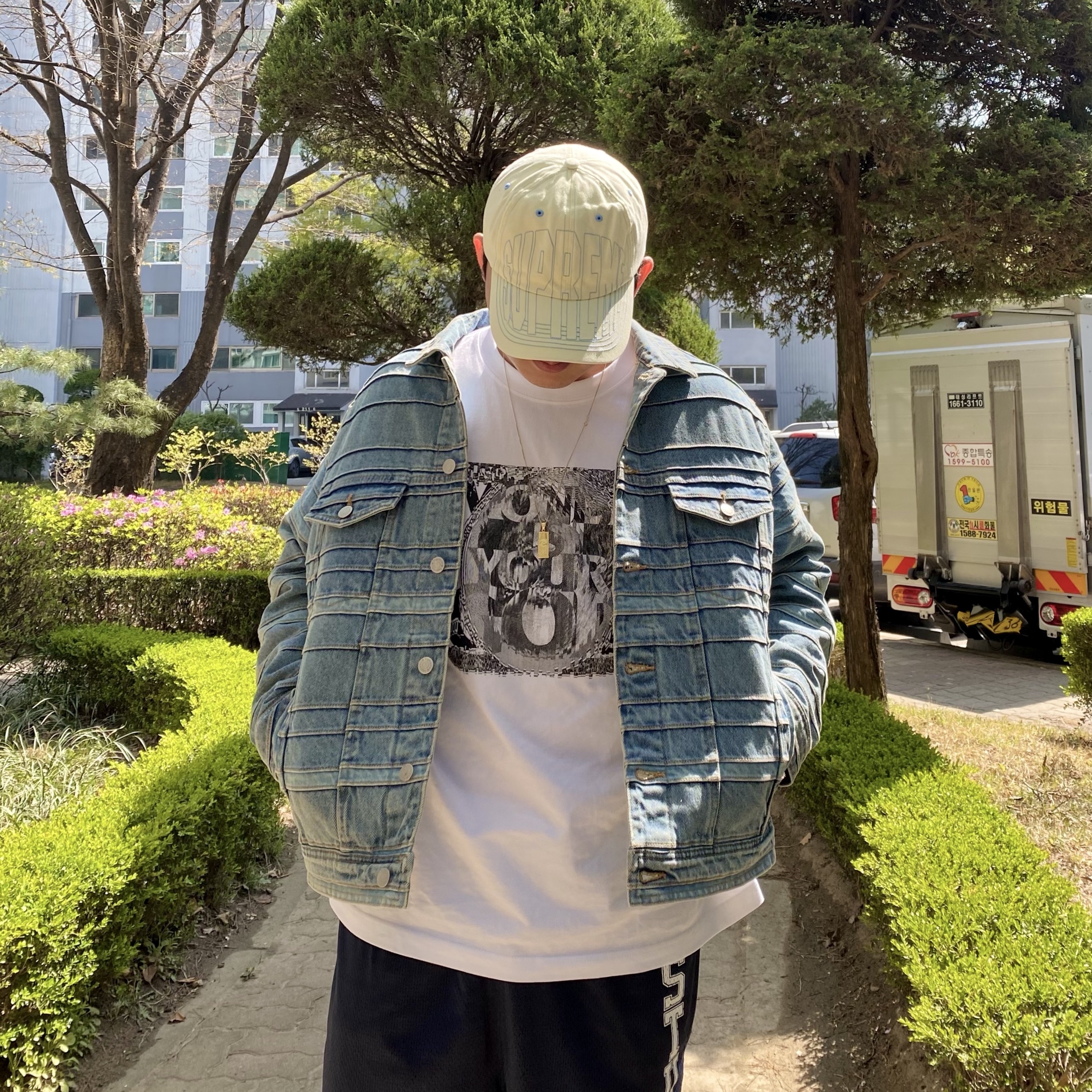 Supreme Layered Denim Trucker Jacket Washed Blue - 22FW, Stussy Collegiate Mesh Shorts Black 착용 스타일 - 2
